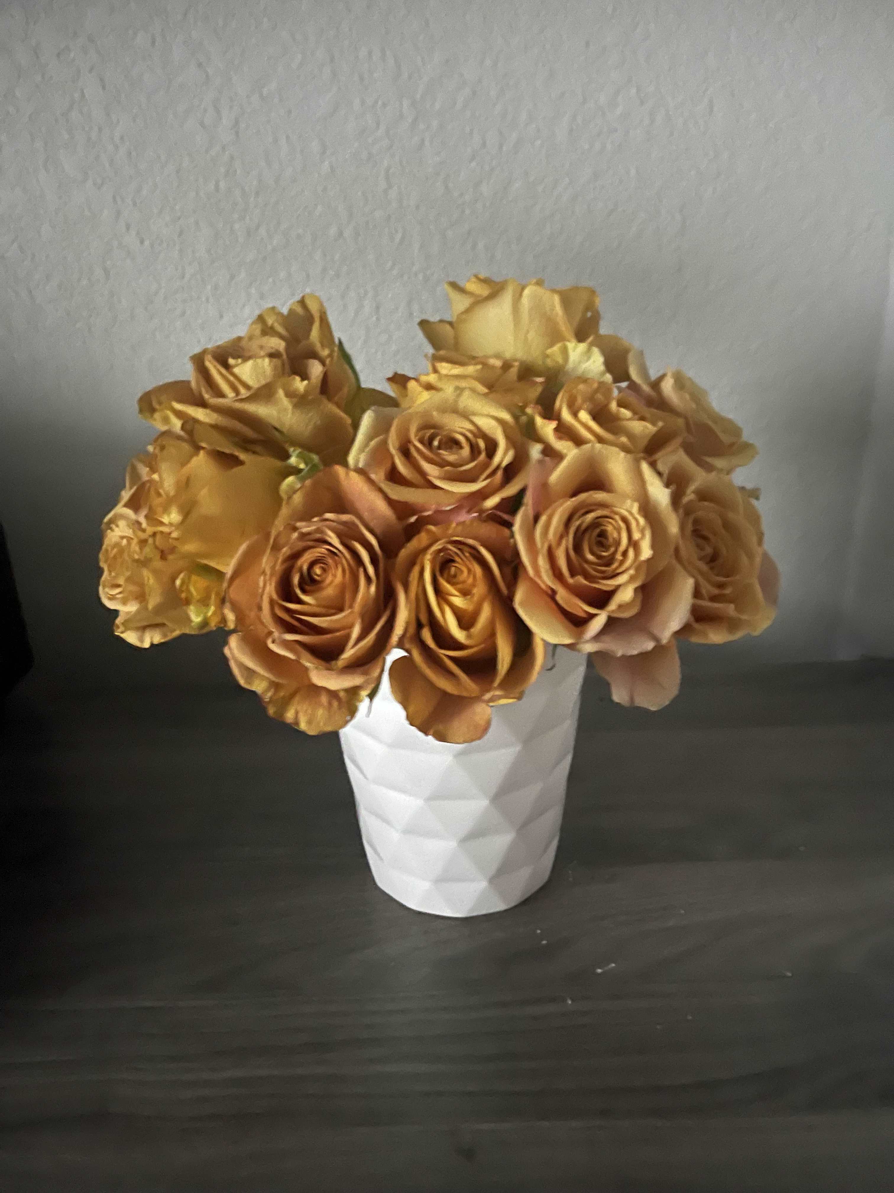 Gold.  - 20 roses in color scheme you see here.  Sometimes we may use up to 24 roses! Depending on pricing of the season! ️