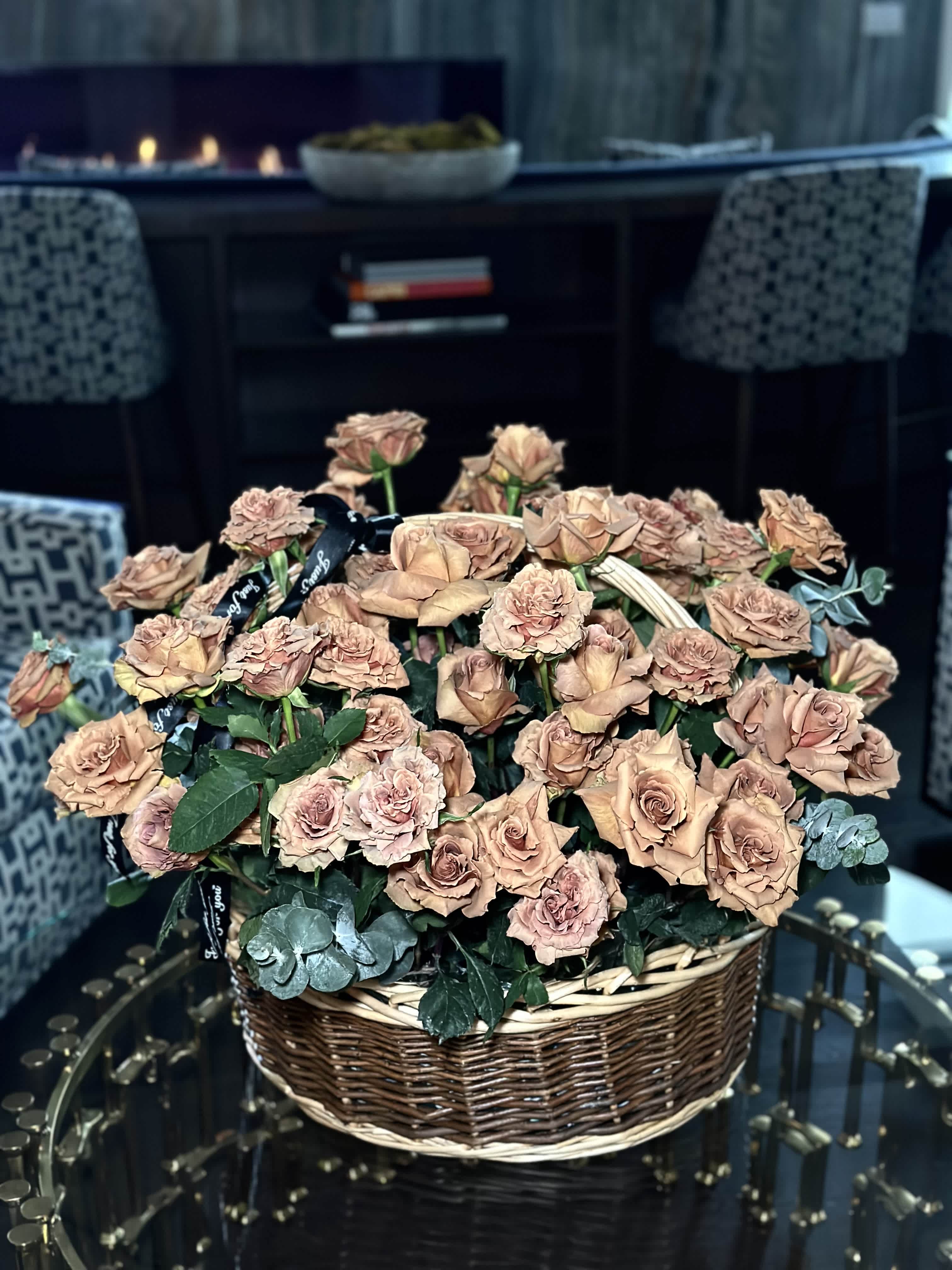 Cappuccino - The cinnamon-colored basket, like a gift from the earth, bestows comfort and warmth, akin to the embrace of a hearth, amidst which bloom roses the color of cappuccino. Their delicate hues, reminiscent of notes of coffee mysticism, weave into the space of a fairytale atmosphere, creating an image of warmth and tranquility.