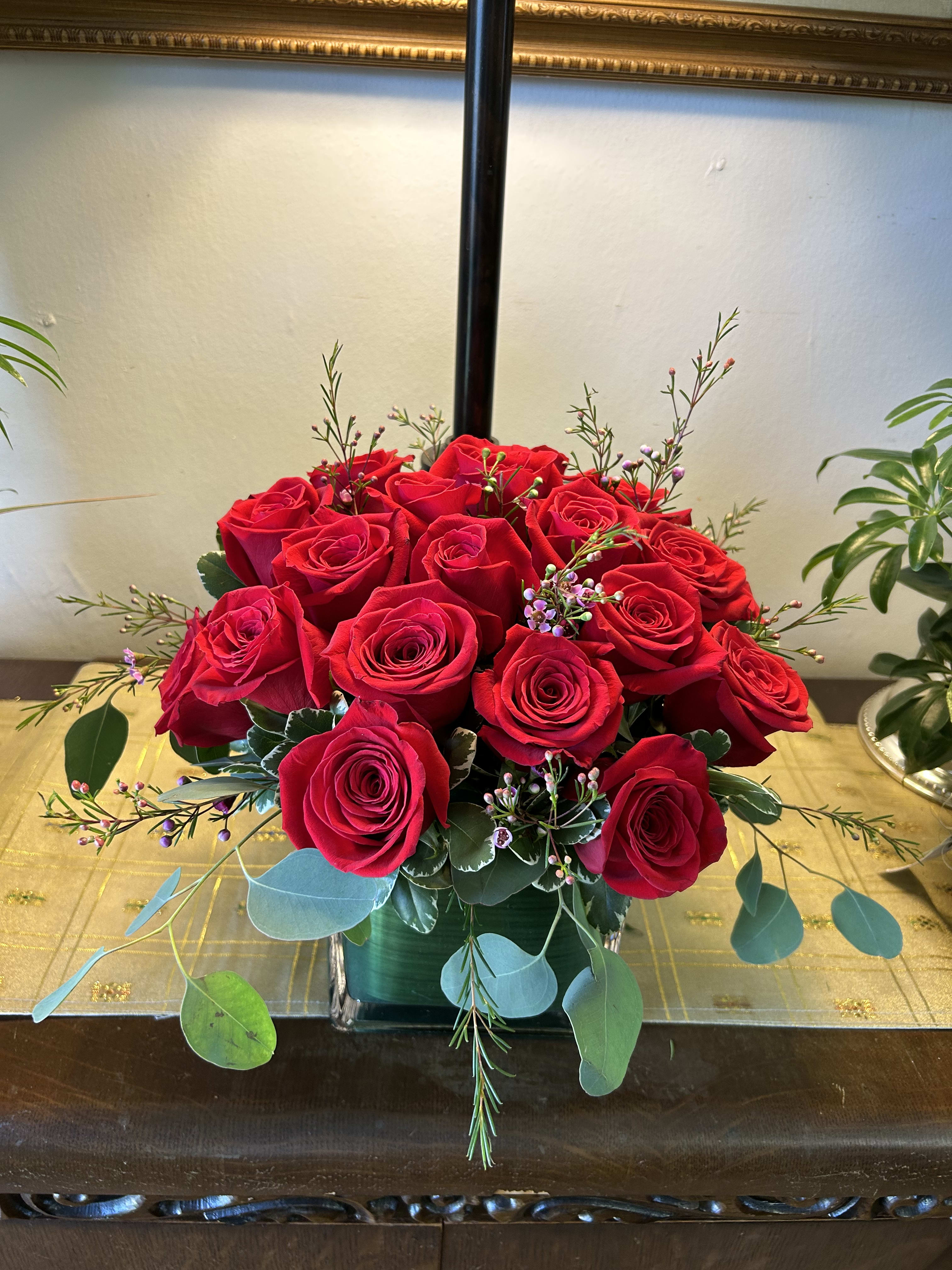 18 Red Rose cube 18 Red Rose cube - A glass cube with 18 Red Roses and filler