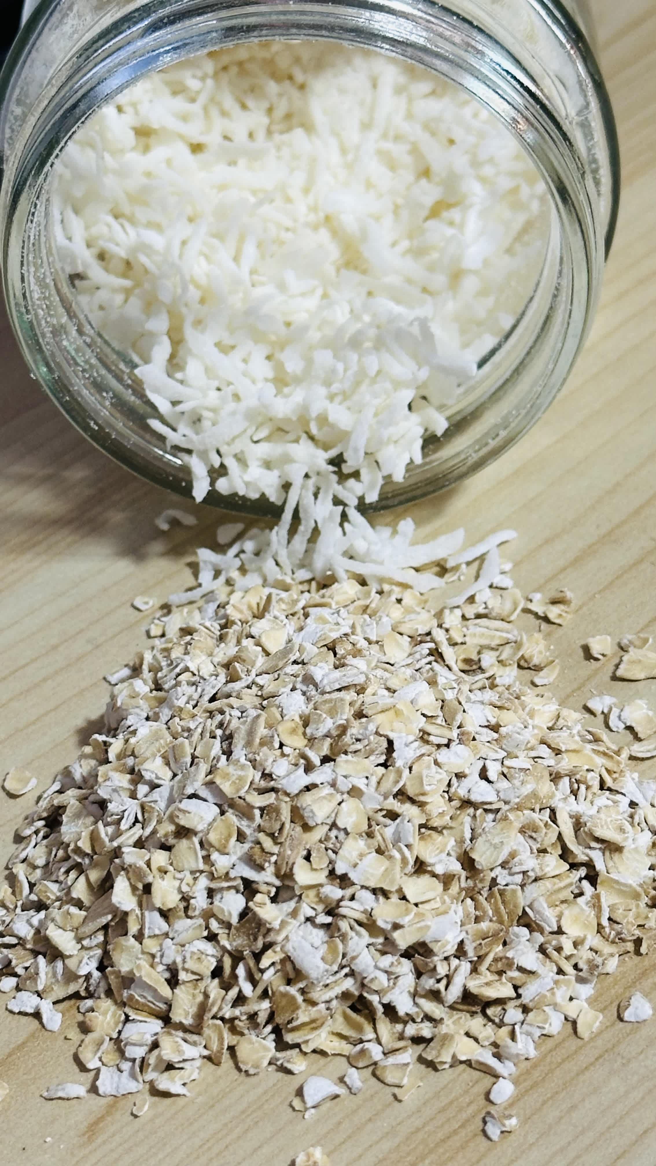 Bath Tea Healing Calm Colloidal Oatmeal - Step into a world of serenity and tranquility with Healing Calm bath tea, a soothing blend designed to nourish both body and mind. Crafted with a harmonious combination of natural ingredients, each Healing Calm bath tea bag is a gesture of self-care and relaxation.  Immerse yourself in a bath infused with the healing power of Epsom salts, known for their muscle-relaxing properties and ability to promote overall well-being. Let the gentle aroma of white tea envelop you as you soak in a luxurious blend of oatmeal, coconut milk, and soy milk, carefully selected to soothe and rejuvenate your skin.  As you sink into the warm embrace of a Healing Calm bath, feel the stresses of the day melt away, leaving you feeling refreshed and renewed. The nourishing properties of oatmeal, coconut milk, and soy milk will leave your skin feeling soft and hydrated, while the gentle exfoliation from the oatmeal helps to reveal smoother, healthier skin.  Indulge in a moment of self-pampering with Healing Calm bath tea and transform your bath time into a healing sanctuary. Treat yourself to the ultimate relaxation experience and immerse yourself in the calming embrace of Healing Calm.  Elevate your bath ritual with the restorative blend of ingredients in Healing Calm bath tea. Embrace the healing calm that comes with each soak and allow yourself to be enveloped in a cocoon of tranquility and well-being. Our bath tea blends come with:  *Washable, reusable muslin sachet *Botanical Bath Tea Blend