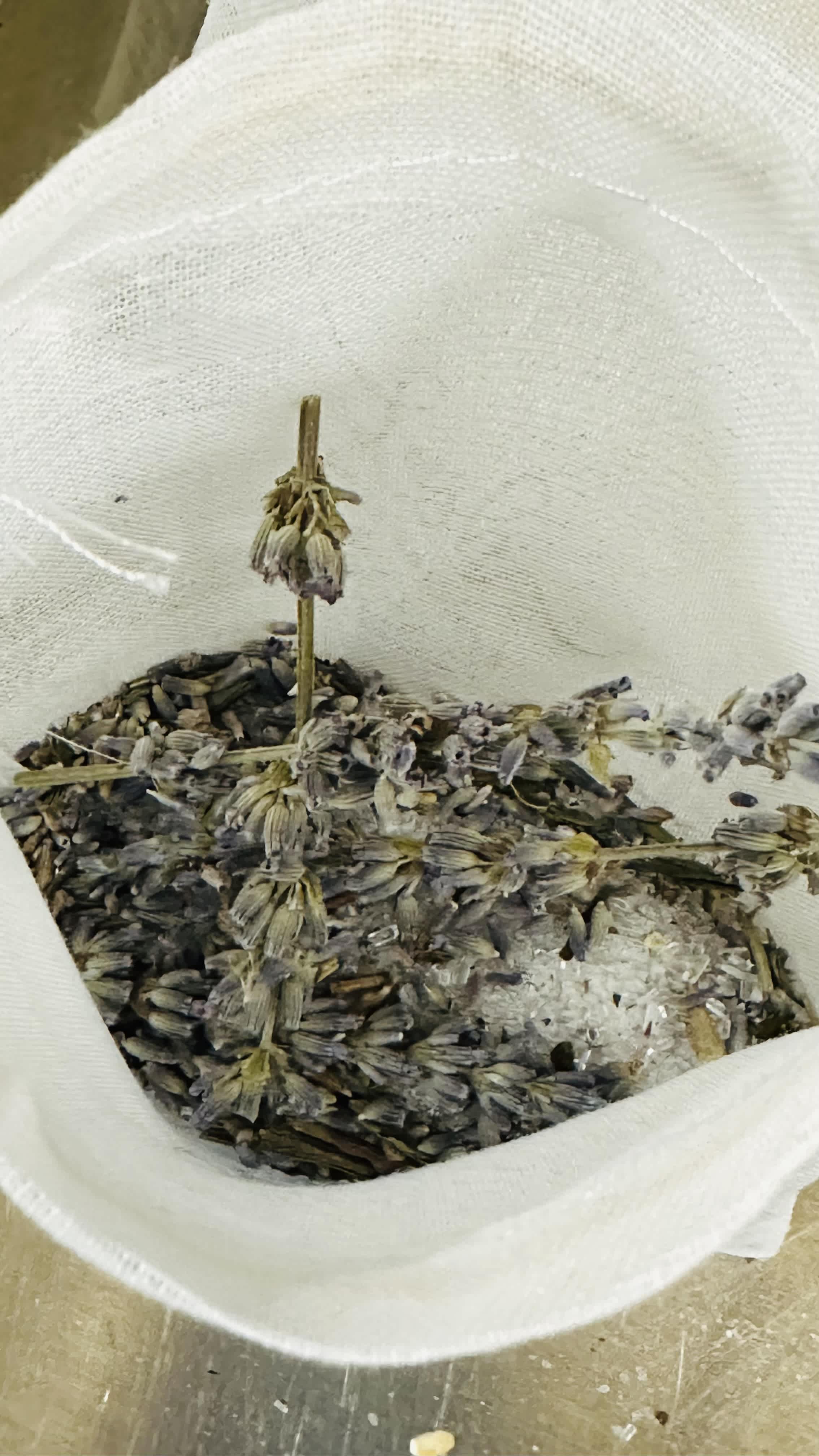 Bath Tea Lavender Calm Lavender Green tea - Our Lavender Calm bath tea blend is carefully crafted to provide you with a soothing and relaxing experience like no other.  Immerse yourself in a fragrant bath infused with the calming essence of lavender, known for its stress-relieving properties and delightful aroma. Each Lavender Calm bath tea bag is filled with a blend of natural ingredients, including dried lavender buds, Epsom salt, and other botanicals designed to help you unwind and rejuvenate your mind, body, and soul.  Simply drop a Lavender Calm bath tea bag into your tub, let the aromatic steam envelop you, and feel the tension melt away as you soak in pure relaxation. Whether you're looking to unwind after a long day or simply pamper yourself with a luxurious bath experience, Lavender Calm is the perfect choice for a moment of self-care and serenity.  Indulge in the soothing power of lavender with Lavender Calm bath tea and transform your bath time into a blissful escape. Treat yourself to the ultimate relaxation experience and discover the magic of Lavender Calm today. Our bath tea blends come with:  *Washable, reusable muslin sachet *Botanical Bath Tea Blend