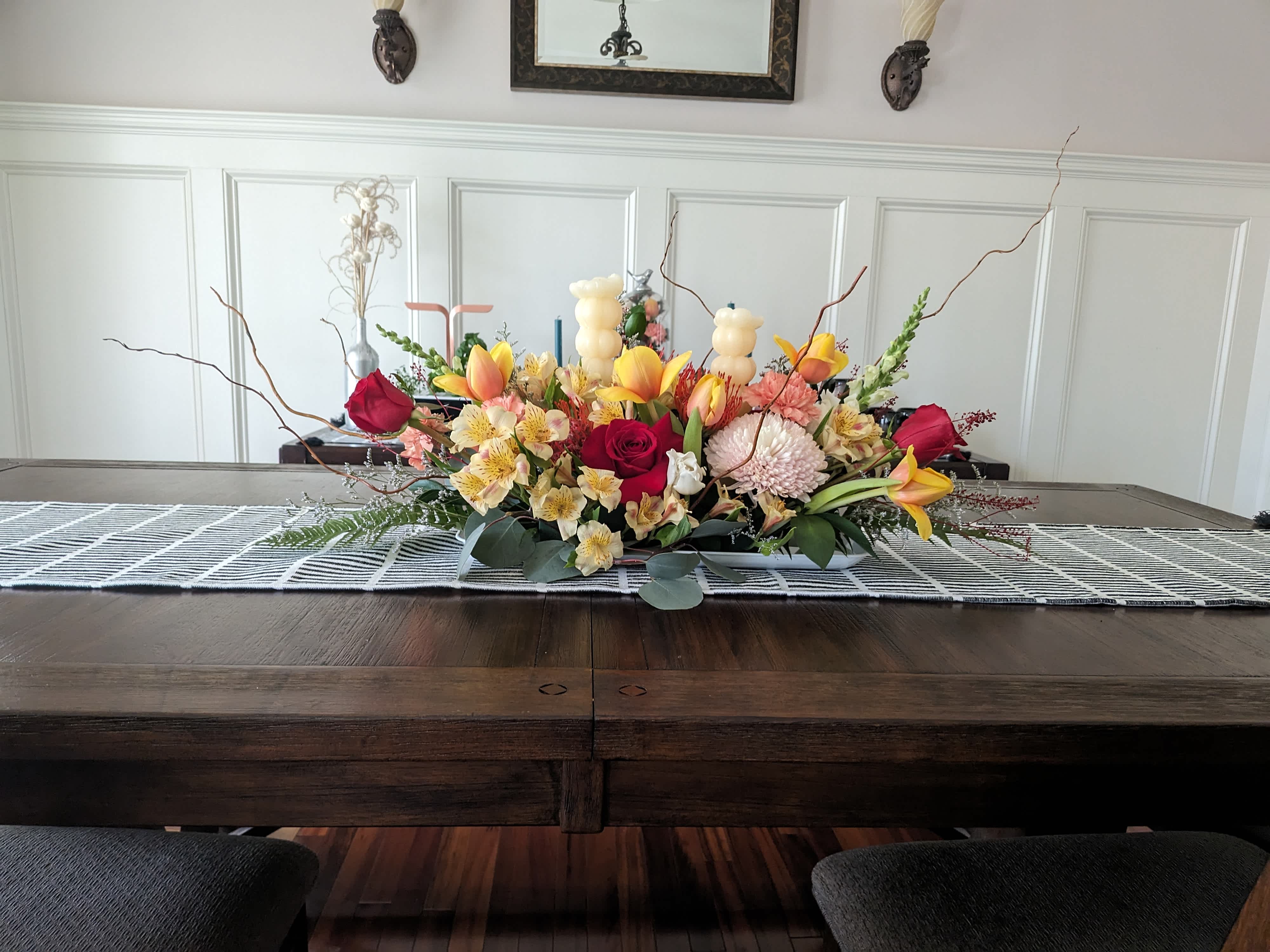 Tavolo Dolce Passione - Embrace the spirit of la dolce vita with our Tavolo Dolce Passione centerpiece. This lavish creation overflows with lush blooms and rich textures, a decadent symbol of your love and the perfect focal point for your Valentine's table.