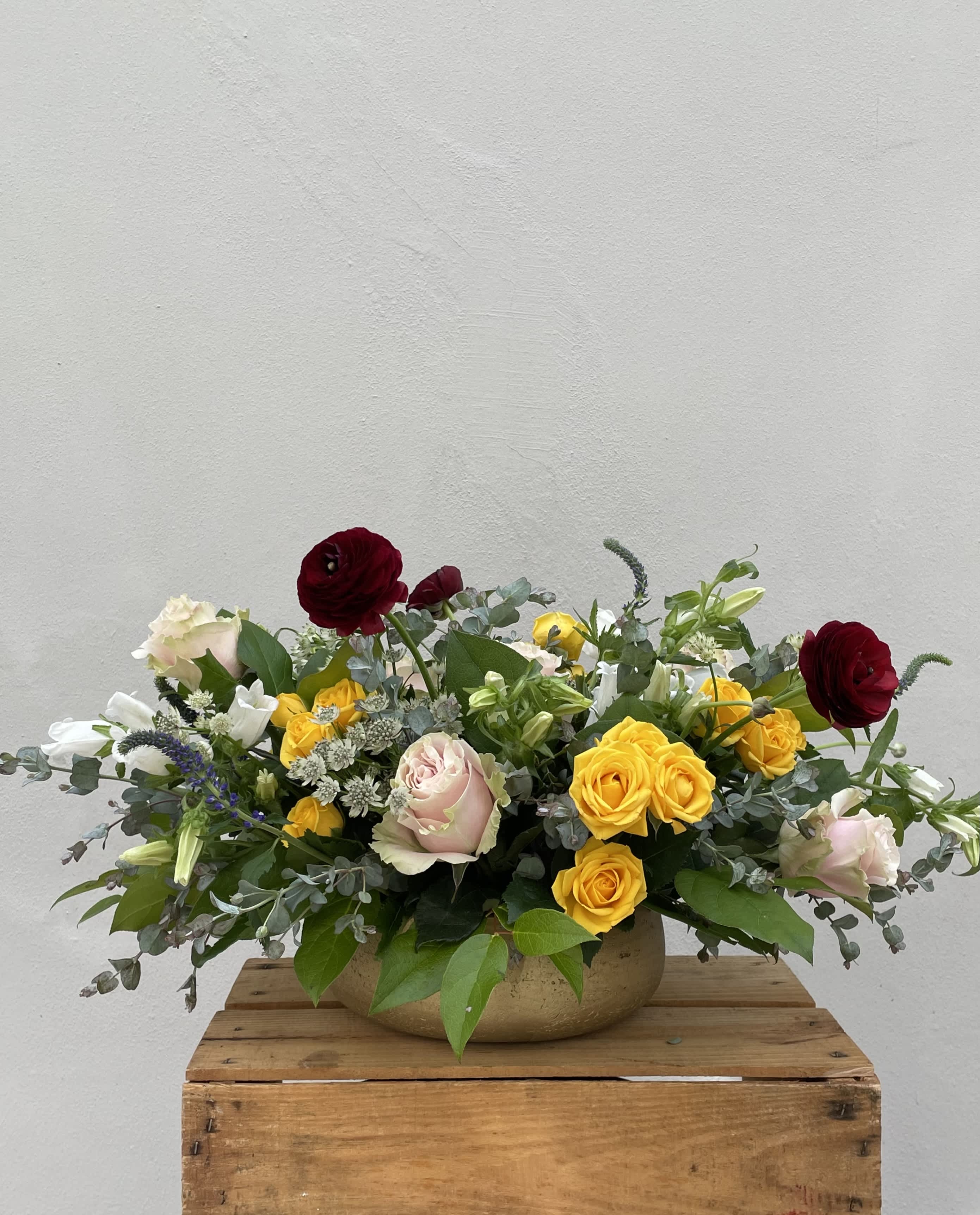 GARDEN FOREVER - Delicate and refined, this English garden style bouquet is perfect for any occasion. Place it always near you, whether on the dinner table or a coffee table, so you will enjoy its beauty all the time. The picture shows the overall look and feel of the design and our floral designers will choose the best blooms in season to make it. Please let us know if there is specific flowers or colors that you wish we'll use. 