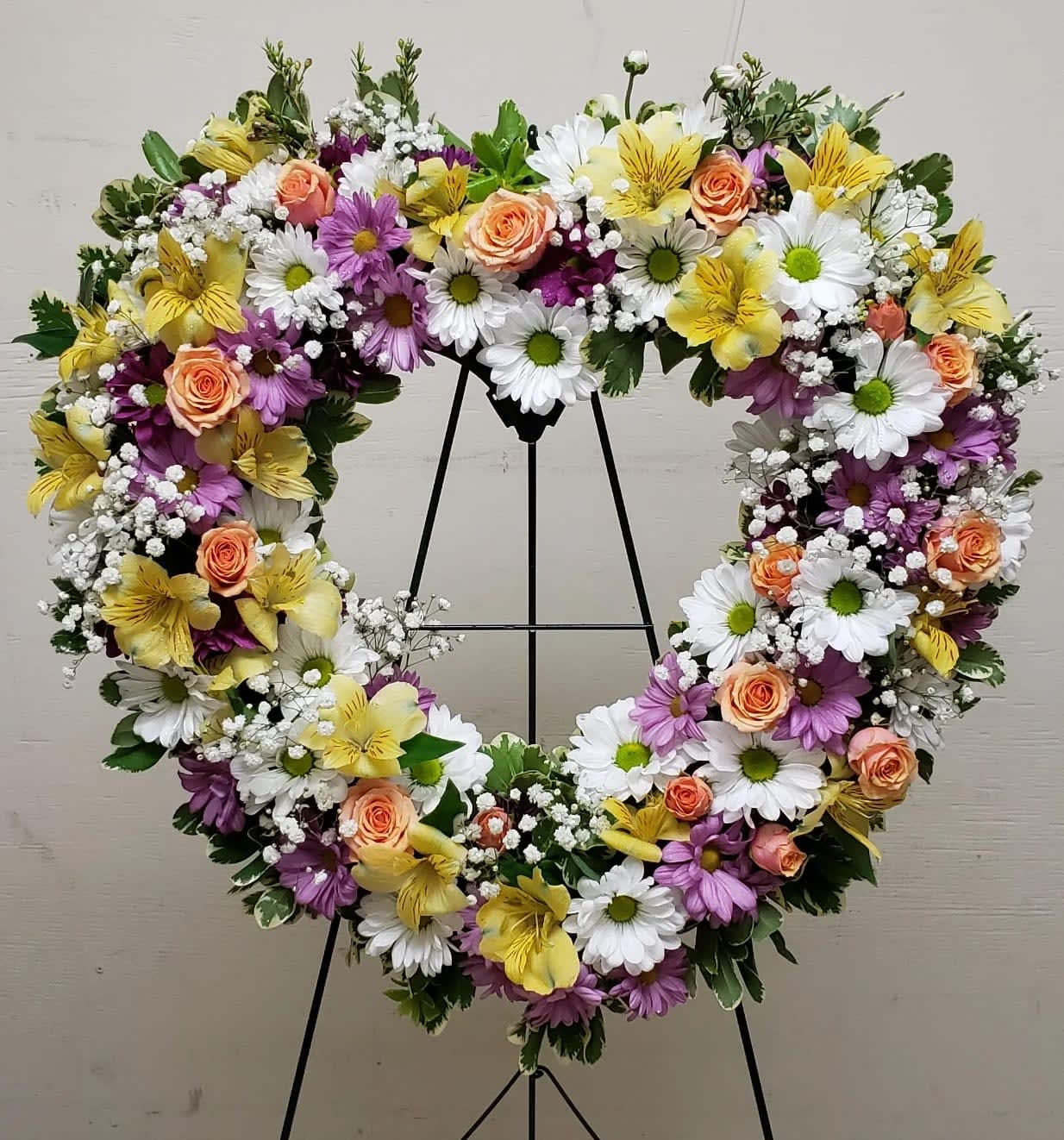 [TT-ANC120]:  SPRING HEART WREATH ON EASEL - SPRING HEART WREATH ON EASEL BY TWIN TOWERS FLORIST