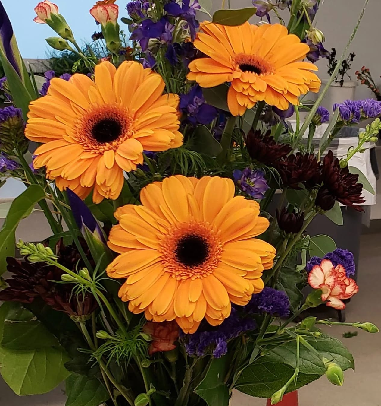 Medium Designer's Choice Bouquet Medium Designer's Choice Bouquet - Florist chosen flowers, images are for example only. The designer's preferred bouquet! In a medium size, we will put our imaginations to work, using a variety of color and flowers. This allows you to get the best of the season.