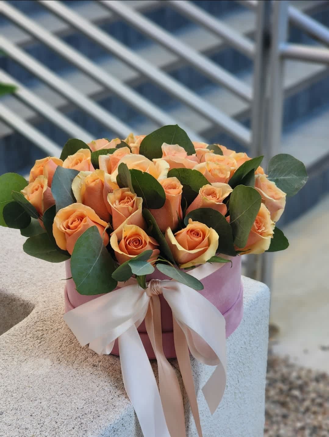 Sunset Wind - Indulge in luxury with our exquisite orange-peach roses elegantly presented in a hatbox. Perfect for any occasion, elevate your expression of love with something truly special.