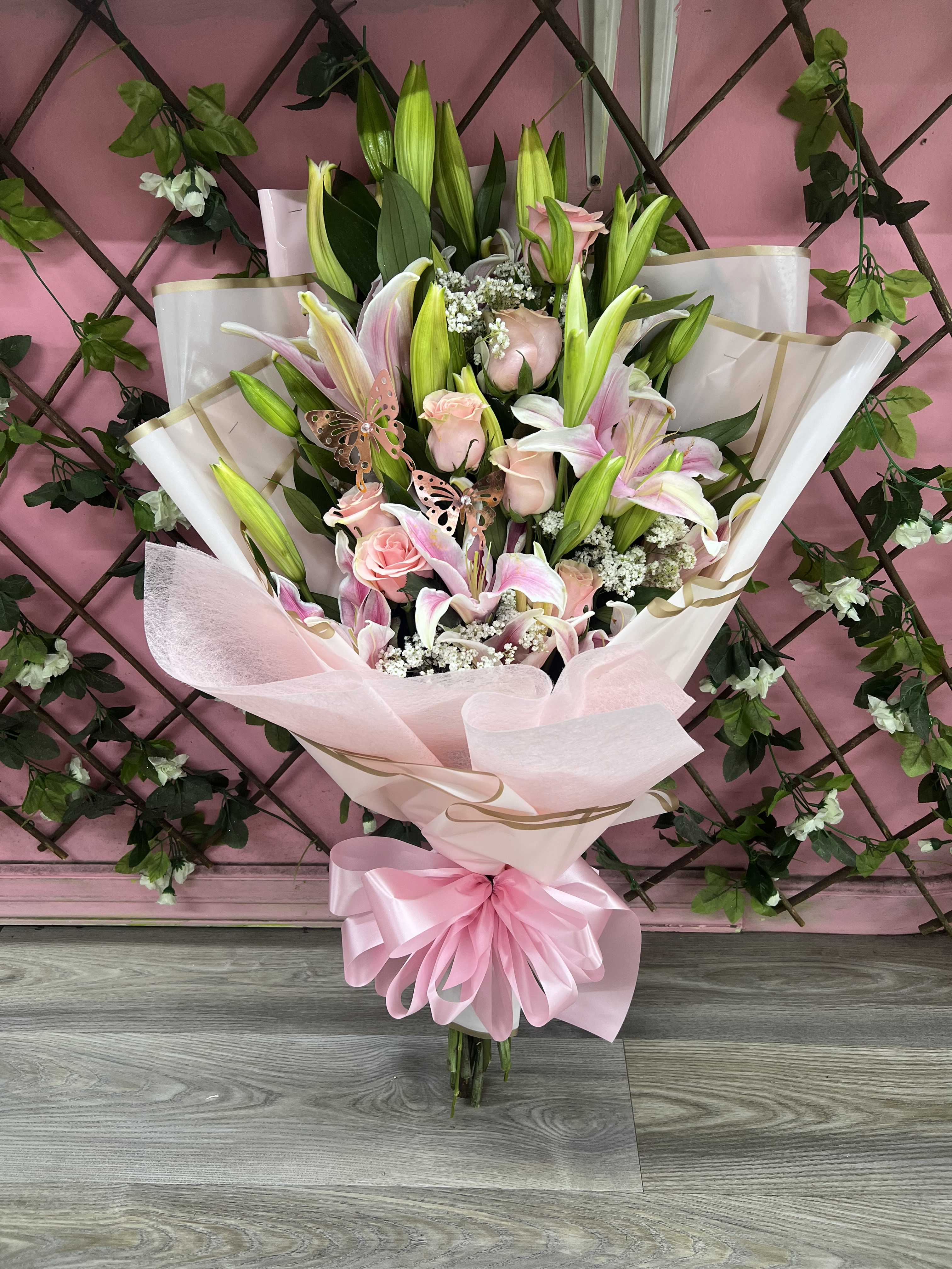 Roses and lilies mix bouquet Roses and lilies mix bouquet - 8 roses pink and 8 lilies pink wrapped in paper