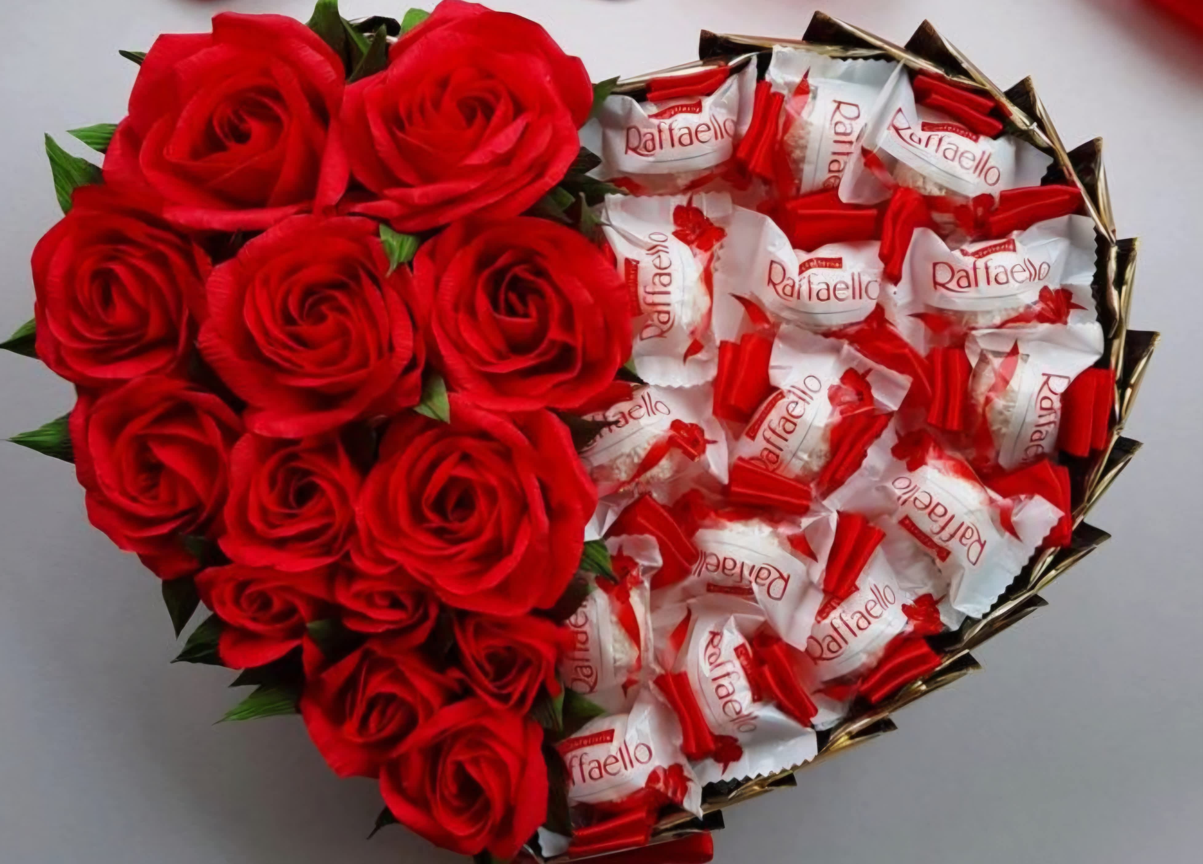 Roses heart with candy Roses heart with candy - Our Roses Heart with Candy is the perfect romantic gesture. Featuring a heart-shaped arrangement of lush red roses with candy, it's a sweet and elegant gift. Beautifully presented in a luxurious box with a satin ribbon, it's ideal for any occasion where you want to show love. Add a personal message for that extra special touch.