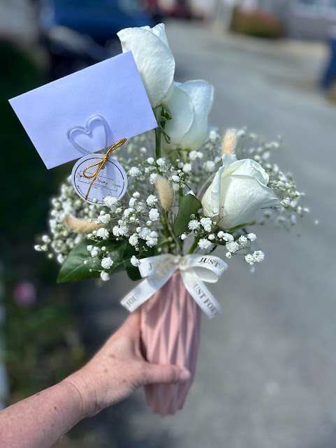 PINK VASE JUST FOR HER - PINK PLASTIC VASE WITH 3 ROSES AND BABY'S BREATH