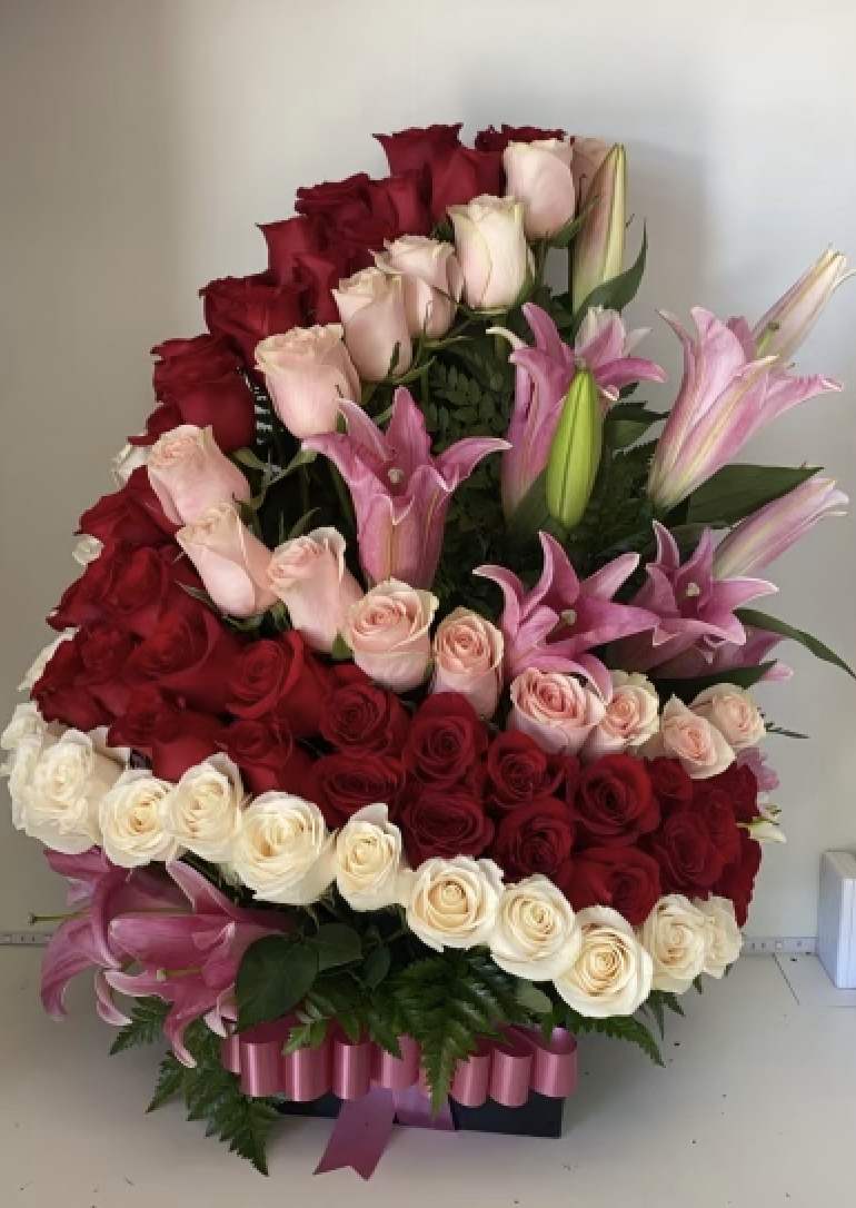 Camino al Cielo Camino al Cielo - 80roses and Stargazer Lily