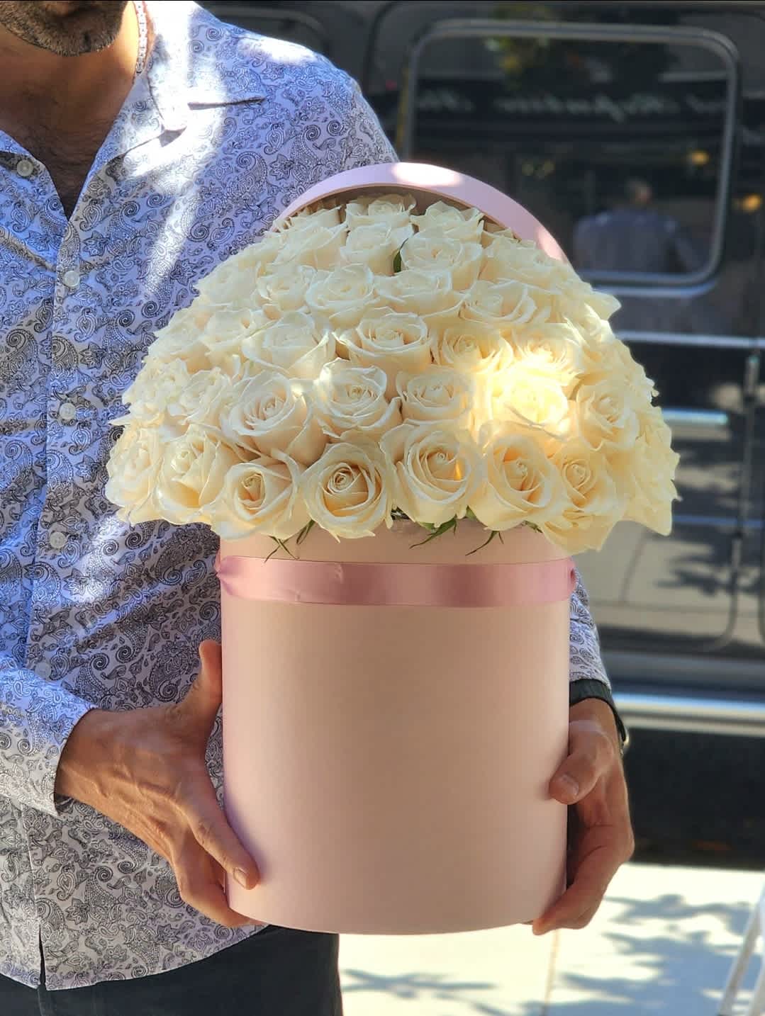 White Roses - Indulge in luxury with our exquisite white roses elegantly presented in a hatbox. Perfect for any occasion, elevate your expression of love with something truly special.