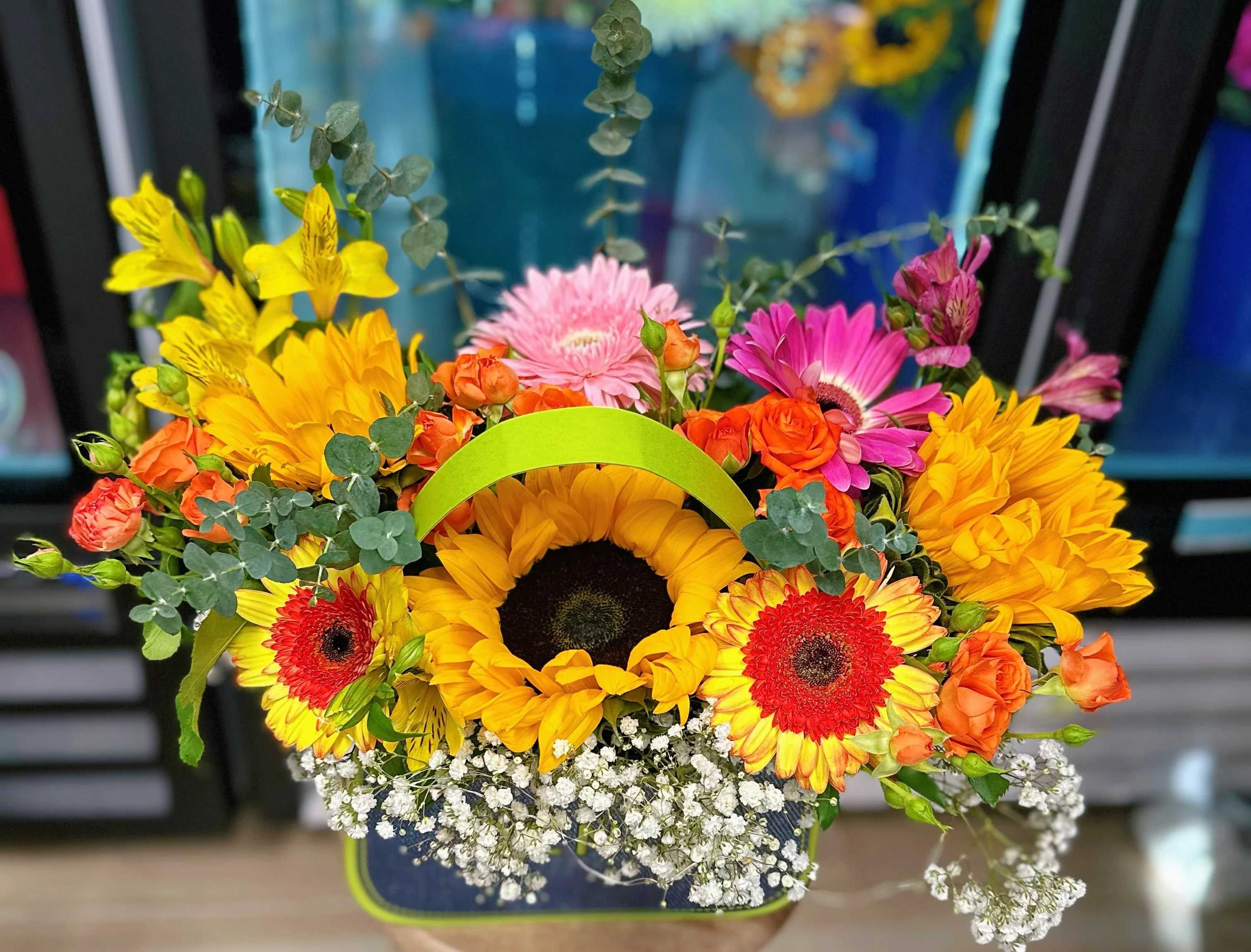 Sunflower basket Sunflower basket - Our flower have Fresh Floral Foam, no need vase no need add water ,floral foam can help extend the life of your fresh floral flowers . Don’t unwrap it .