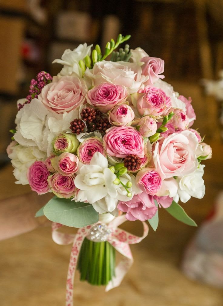 Bouquet de Novia - Para tu Día Especial - Déjate cautivar por la magia de nuestros bouquets de novia, diseñados meticulosamente para complementar la belleza de cada novia en su día especial. En nuestra colección, fusionamos la frescura de las flores más delicadas con la creatividad de nuestros diseñadores florales, asegurando que cada ramo sea una obra de arte única.  Características Principales:  Diseño Personalizado: Cada bouquet se crea según tus preferencias y el estilo de tu boda, garantizando que sea una extensión perfecta de tu personalidad y temática.  Flores Frescas de Calidad: Utilizamos solo las flores más frescas y de mayor calidad, seleccionadas a mano para asegurar su belleza y durabilidad.  Variedad de Estilos: Desde el clásico bouquet redondo hasta los modernos ramos asimétricos y cascada, ofrecemos una amplia gama de estilos para adaptarse a cada novia.  Detalle Impecable: Cada ramo se confecciona con atención al detalle, utilizando técnicas de atado y envoltura que realzan su belleza y lo hacen fácil de sostener.  Nuestro Compromiso:  En cada etapa del proceso, desde la consulta inicial hasta la entrega final, nos esforzamos por superar tus expectativas y asegurarnos de que tu bouquet sea tan especial como el día en sí. Confía en nosotros para transformar tus sueños florales en una realidad inolvidable.  Descubre la perfección en cada pétalo. Descubre nuestro bouquet de novia hoy mismo.