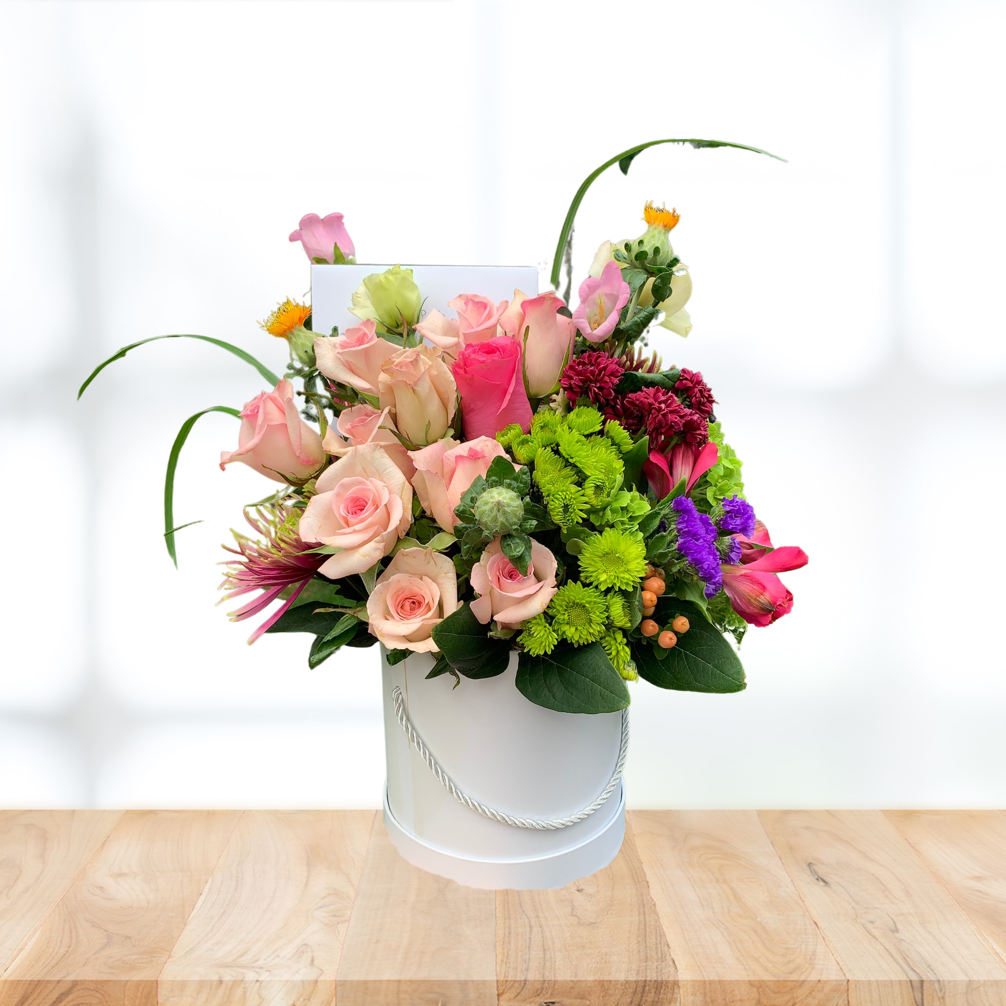 Caja de flores para cumpleaños en Patchogue New York - Este es un hermoso arreglo de flores mixtas en una linda caja blanca.  Las imágenes son como punto de referencia, podrán existir ligeras variaciones en el diseño y el tipo de flores de temporada que recibirás.  Seleccionarás la fecha de envío en el siguiente paso. Los cargos por envíos se calculan en la pantalla donde realizarás el pago.