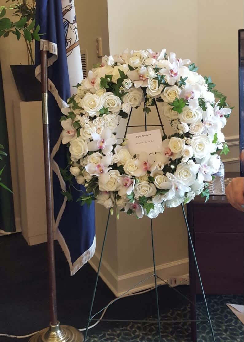 sweet life - a small wreath of roses and orchids
