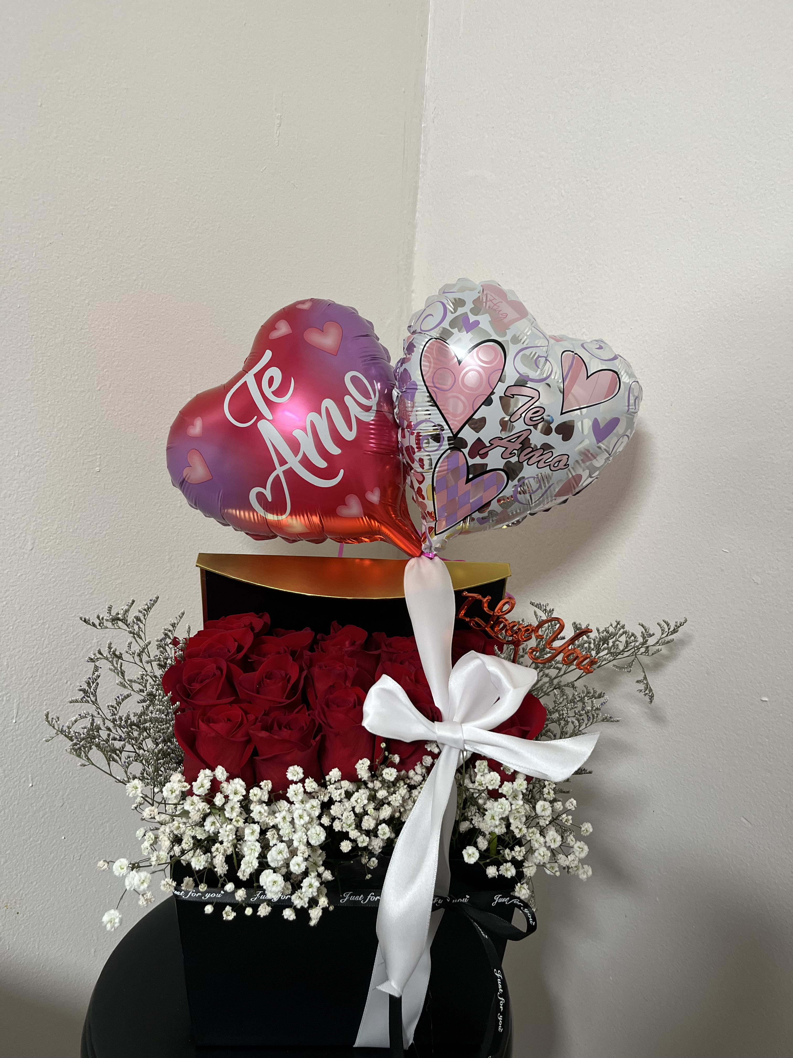 box roses - box surprises red roses, with ballons. 