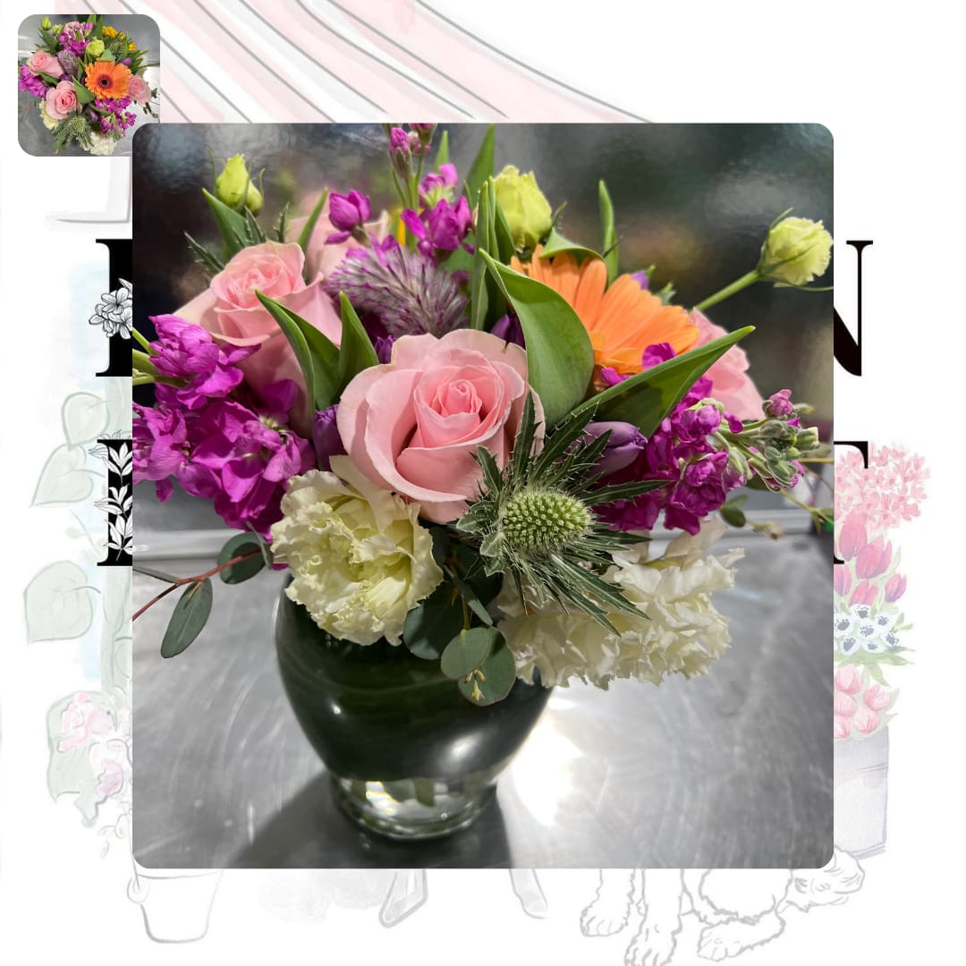DREAM OF YOU - a truly tender arrangement, for its soft tones and a touch of elegance, with a mix of seasonal flowers on a glass base with a leaf inside