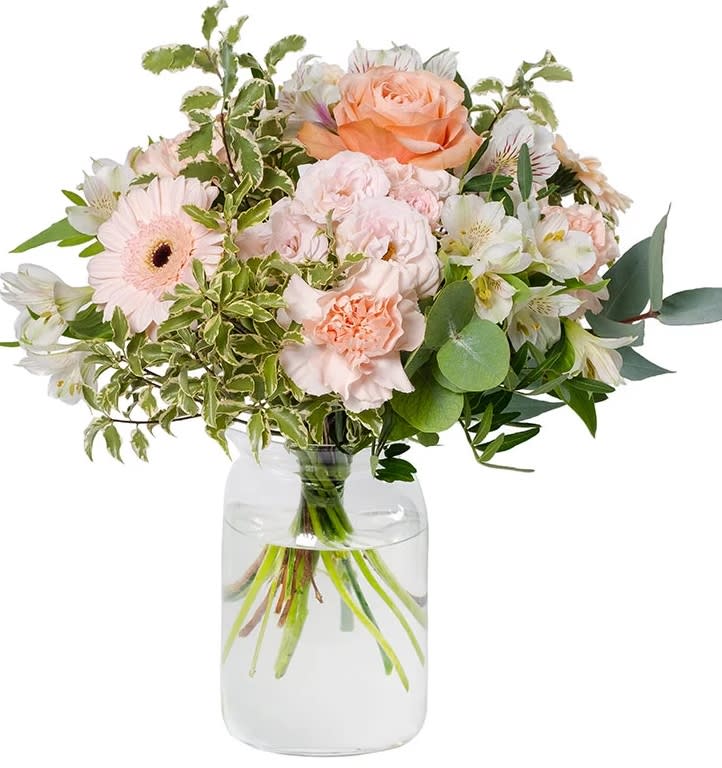 Fresh Apricot bouquet Fresh Apricot bouquet - A bouquet as sweet and tender as a fresh apricot, with roses, carnations, gerbera and lisianthus in warm orange and creamy tones. The incorporated eucalyptus gives the bouquet a fresh, interesting contrast