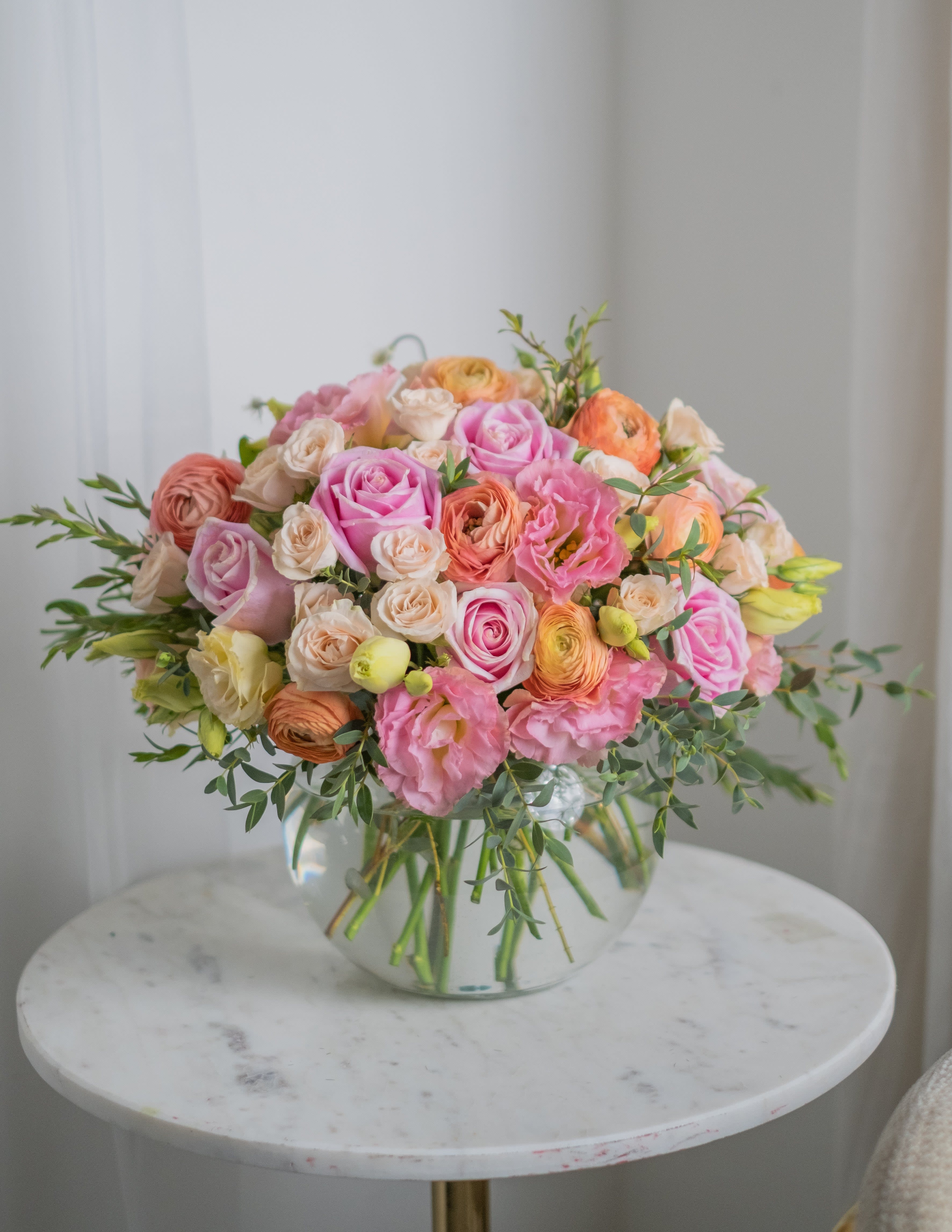 Peachy Pink - This is a gentle composition in warm shades of peach palette. It looks like dawn rays were embodied in it. Such a composition is suitable not only for a woman, but also for a man. It is appropriate to give it to a partner, as it has a special restraint. It is also suitable as a gift for a loved one who loves delicate shades.