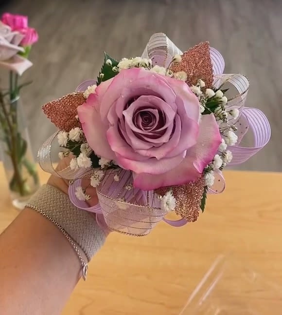 Single Rose Corsage Single Rose Corsage - Simple yet elegant, our single rose corsage is a timeless choice for any occasion. Featuring a single, perfectly bloomed rose, accented with delicate greenery and a touch of ribbon, this corsage offers understated beauty and sophistication. Whether for a prom, wedding, or other special event, this classic design adds a graceful finishing touch to your ensemble, embodying the charm of simplicity.