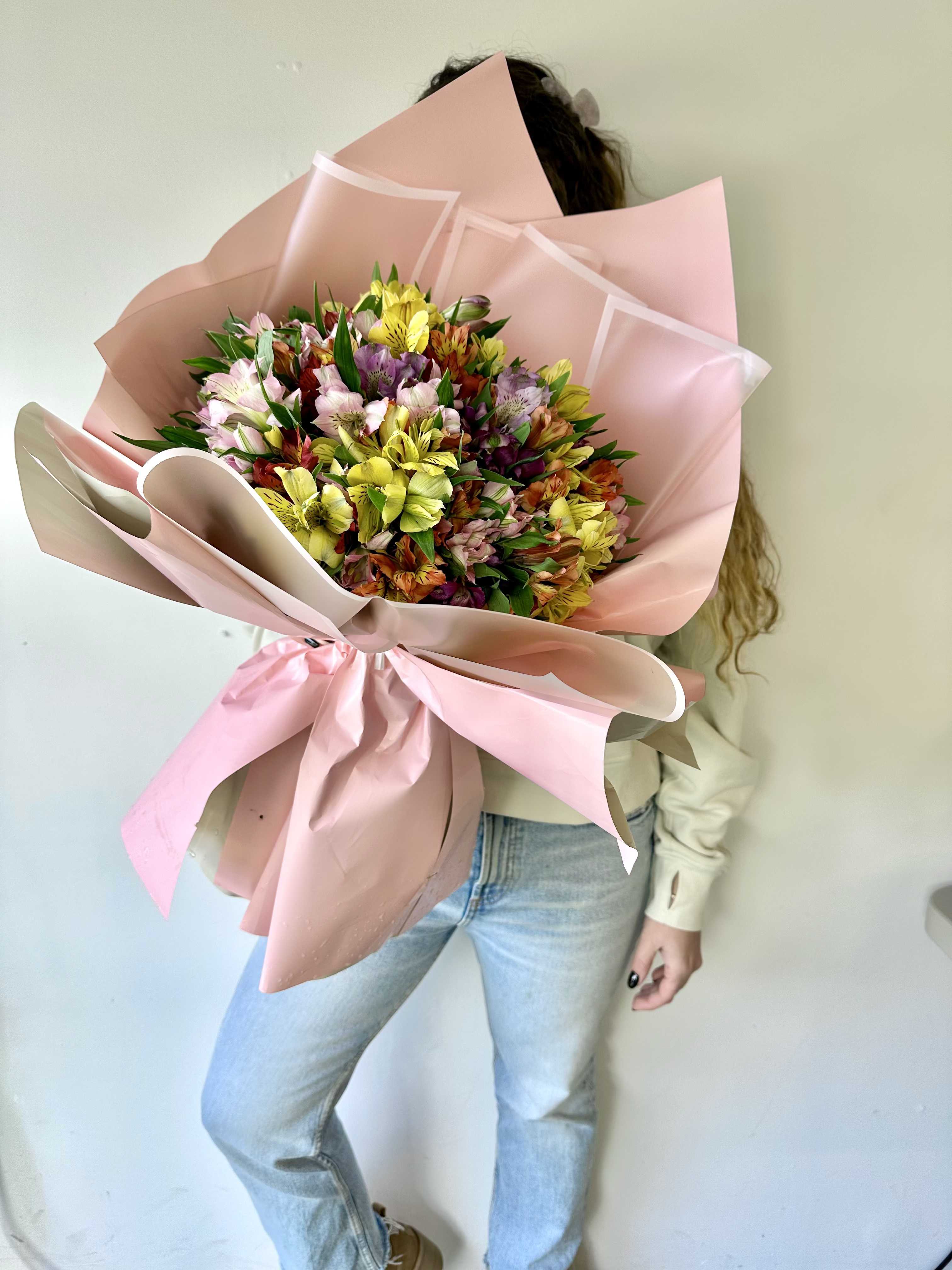 Alstroemeria Lover - I'ts a Vibe! 100 Alstroemerias bouquet  Brighten up someone's day with this amazing bouquet that is handpicked and expertly designed and created.  We offer 5 different colors of Alstroemeria stems. Colors change due to availability.  The bouquet is hand-wrapped with water proof modern wrapping paper.  Arrangement includes:  - Fresh flowers - Wrapping papers - Flower care instructions card - Custom greeting message card  