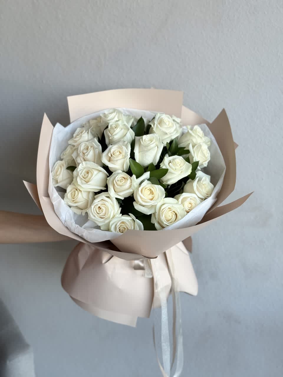 White Vendetta Roses bouquet  - An exquisite hand-held bouquet, including 25 White Vendetta Roses, symbolizing purity and devotion. Each delicate bloom is meticulously arranged, creating a stunning display that captivates with its timeless elegance and grace.