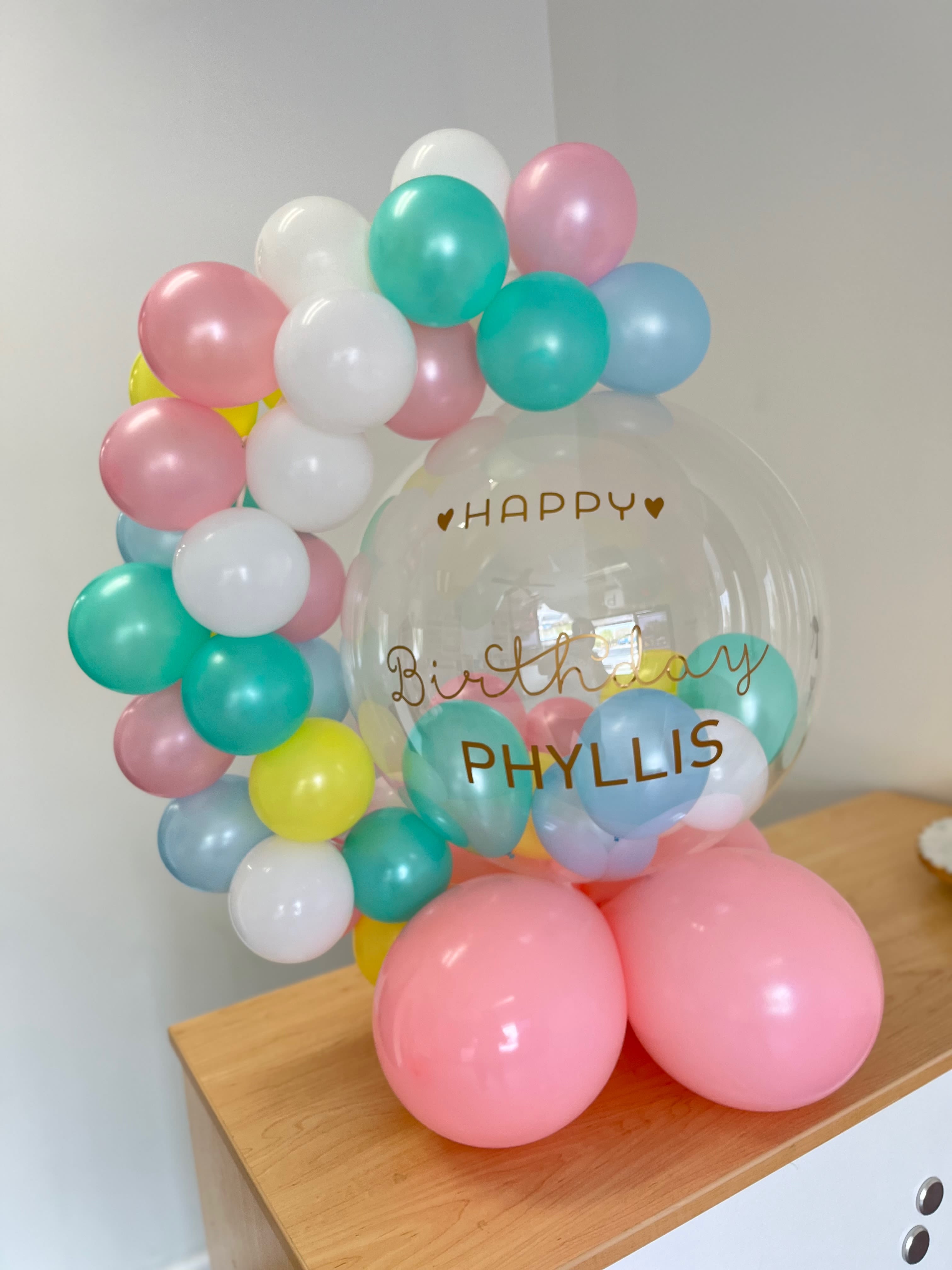 Bubble balloon Bubble balloon - Our bubble balloon, surrounded by a cluster of smaller balloons, creates a whimsical and eye-catching display that’s perfect for any celebration. The large, clear bubble balloon serves as the centerpiece, while the smaller balloons are artfully arranged around it, adding texture and dimension.