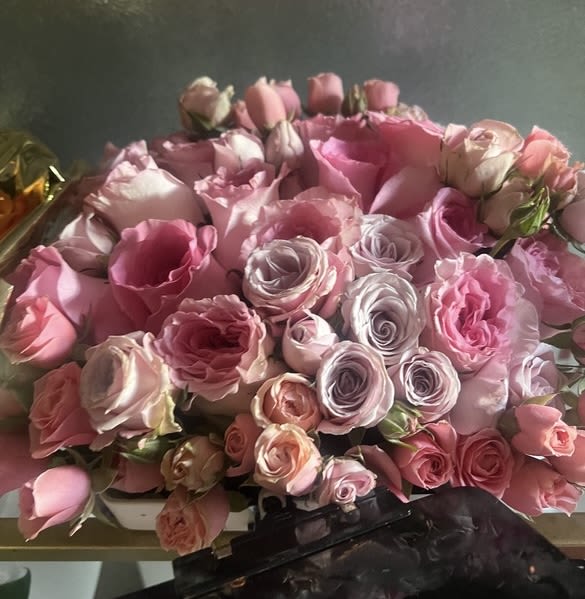 Pastel Whisper - Mix color roses  AS SIMILAR AS POSSIBLE Substitution based on season, flowers availability or any unforeseen or uncontrollable circumstances 