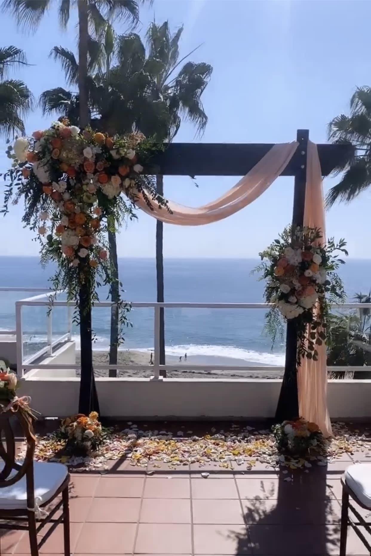 Wood Square Arch - Rental arch and 2 flowers spray. with roses, hydrangeas, spray roses, long cascade greenery, and long veils tails.( For different color please call to the store for consulattion)