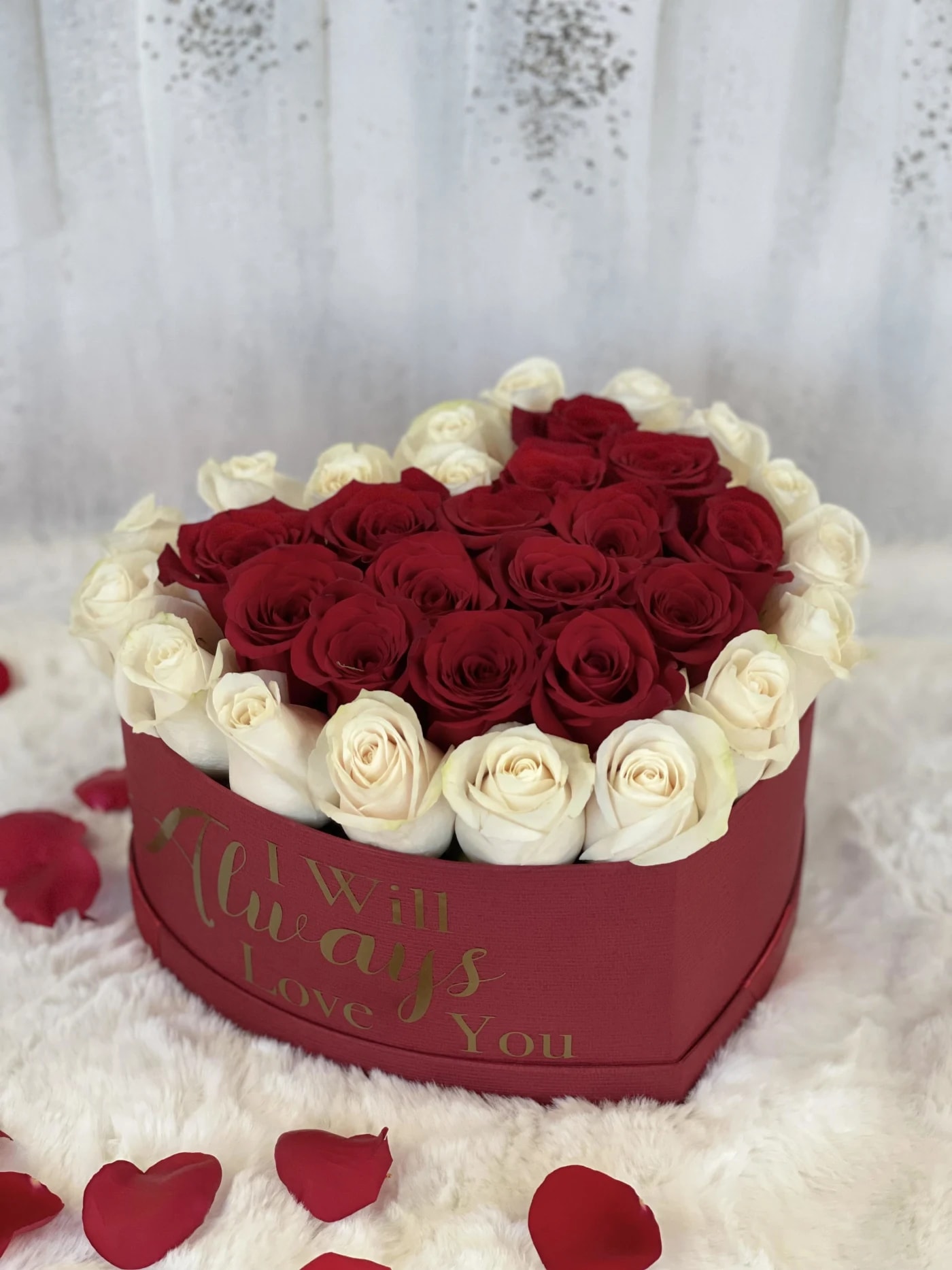 Thoughts of you Box - This flower box is will have red and white roses incorporated into a red box, with four options for box customization. PLEASE INCLUDE NUMBER OF THE LOVE QUOTE IN SPECIAL INSTRUCTION! Standard holds 30 roses and Deluxe holds 40 roses. 1. &quot;you will forever be my always&quot; 2. &quot;Je t'aime&quot; ( I love you in French) 3. &quot;Te quiero hoy, manana y siempre&quot; 4. &quot;I will always love you&quot;  Esta caja de flores tendrá rosas rojas y blancas incorporadas en una caja roja, con cuatro opciones para la personalización de la caja. ¡POR FAVOR INCLUYA EL NÚMERO DE LA CITA DE AMOR EN LAS INSTRUCCIONES ESPECIALES! 1. &quot;you will forever be my always&quot; 2. &quot;Je t'aime&quot; ( I love you in French) 3. &quot;Te quiero hoy, manana y siempre&quot; 4. &quot; I will always love you&quot;