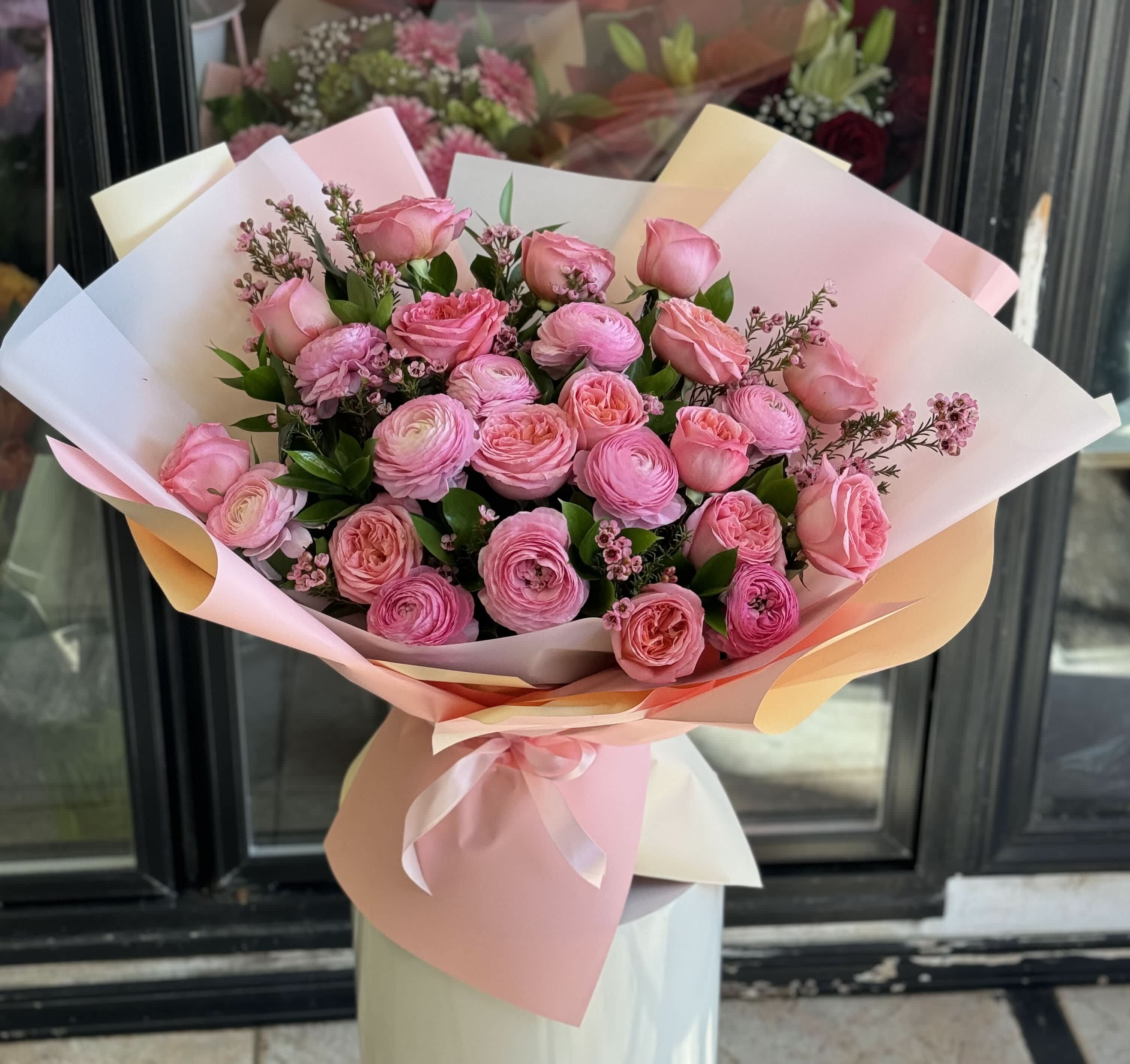 Garden Roses With Pink Rununculus. The photo shows a deluxe size. - The photo shows a deluxe size.