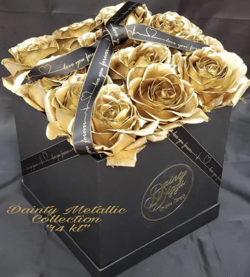 *SPECIAL ORDER**Metallic Gold Dipped 12 Rose Gift Box adorned with &quot;I Love You Forever Ribbon&quot; - 12 (Tweleve) Metallic Gold Dipped Fresh Cut Roses  placed in a decorative waterproof lined box with lid (choice of black or white box) adorned with Satin &quot;I Love you Forever&quot; ribbon, includes foamed plant food preservative water sourced for extended life &amp; gift card   (*****ORDERS FOR THIS ITEM MUST BE PLACED AT LEAST 5 DAYS PRIOR TO SCHEDULED DELIVERY/PICKUP DATE TO ALLOW TIME TO PREPARE)