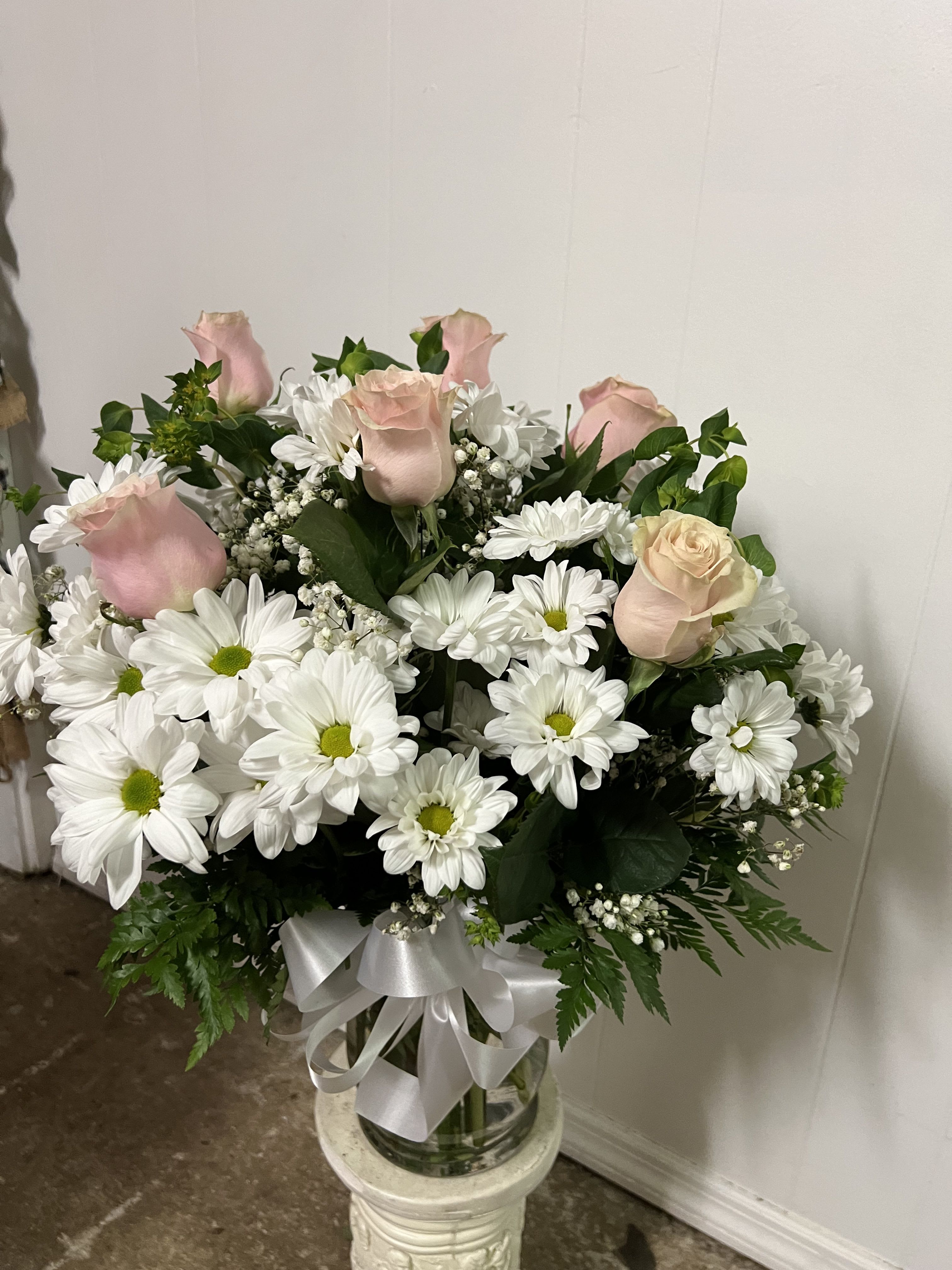 SWEET AND SIMPLE SWEET AND SIMPLE - WHITE DAISIES WITH 6 PINK ROSES (PLEASE NOTE IF DIFFERENT COLOR ROSE IS DESIRED IN SPECIAL INSTRUCTIONS)