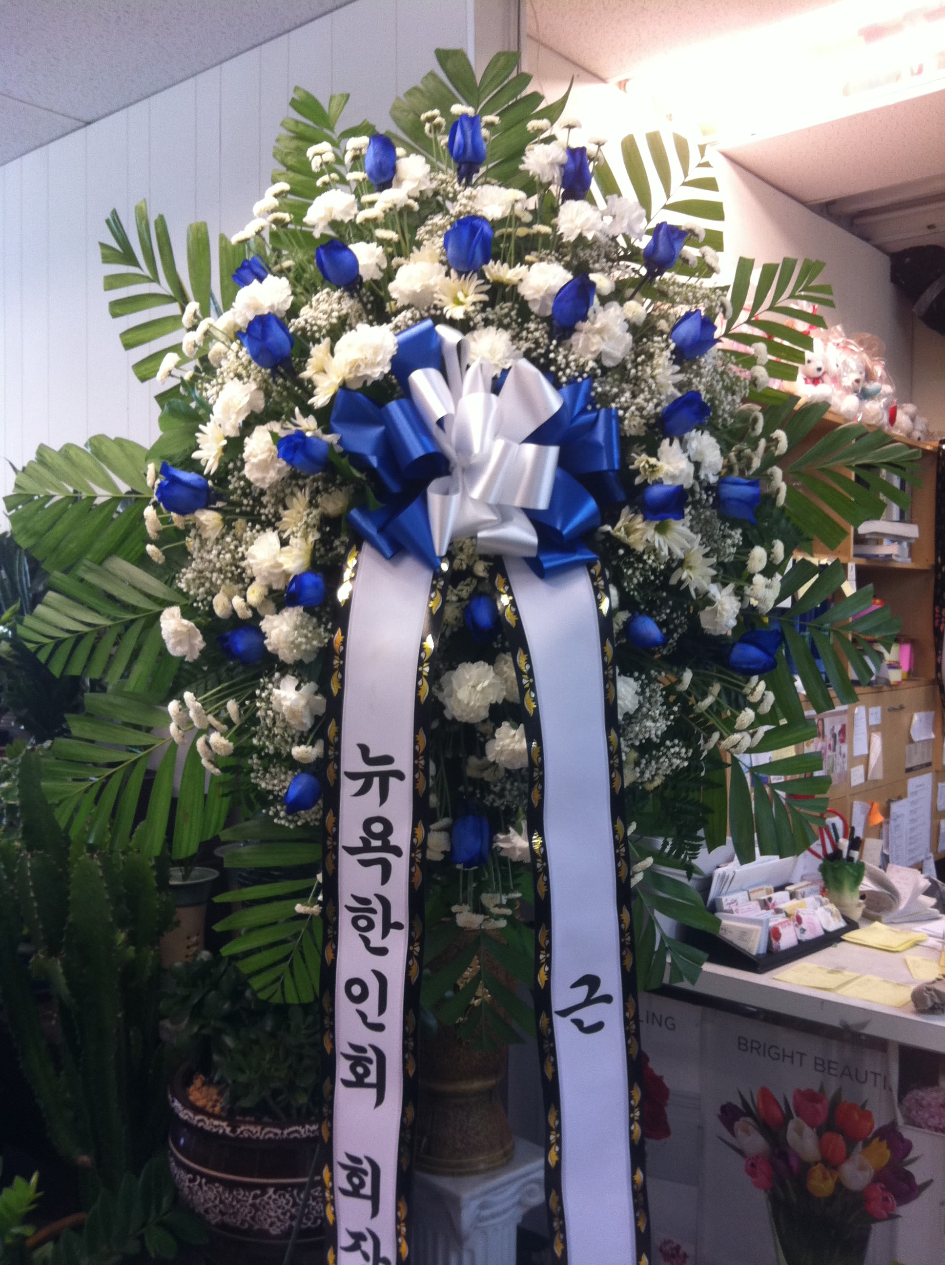 Standing spray 1 layer Standing spray 1 layer - typical standing spray mix with white and blue flowers