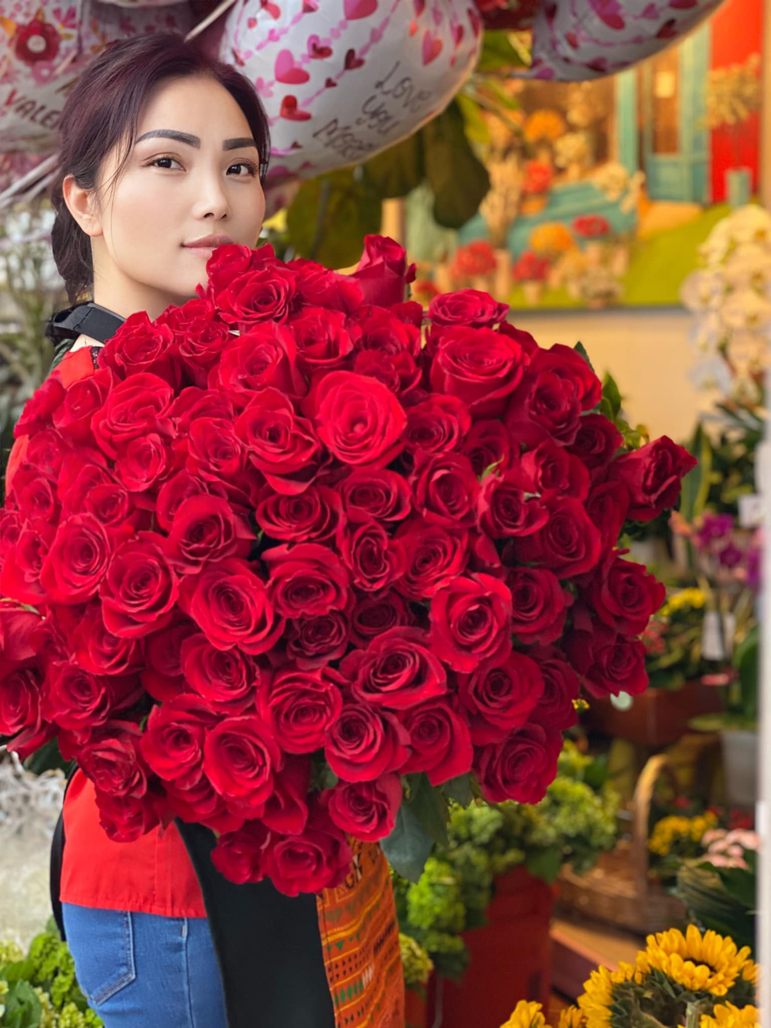 True Love - An artistic and bright arrangement is a pleaser and interesting as it is impressive. 100 Red Rose is an architectural design give this arrangement its unique appeal. Wrap extra $20 or Vase   APPROXIMATE DIMENSIONS       12&quot;W X 18&quot;H Standard                                                            16&quot;W X 25&quot;H Deluxe                                                           18&quot;W X 28&quot;H   Premium  