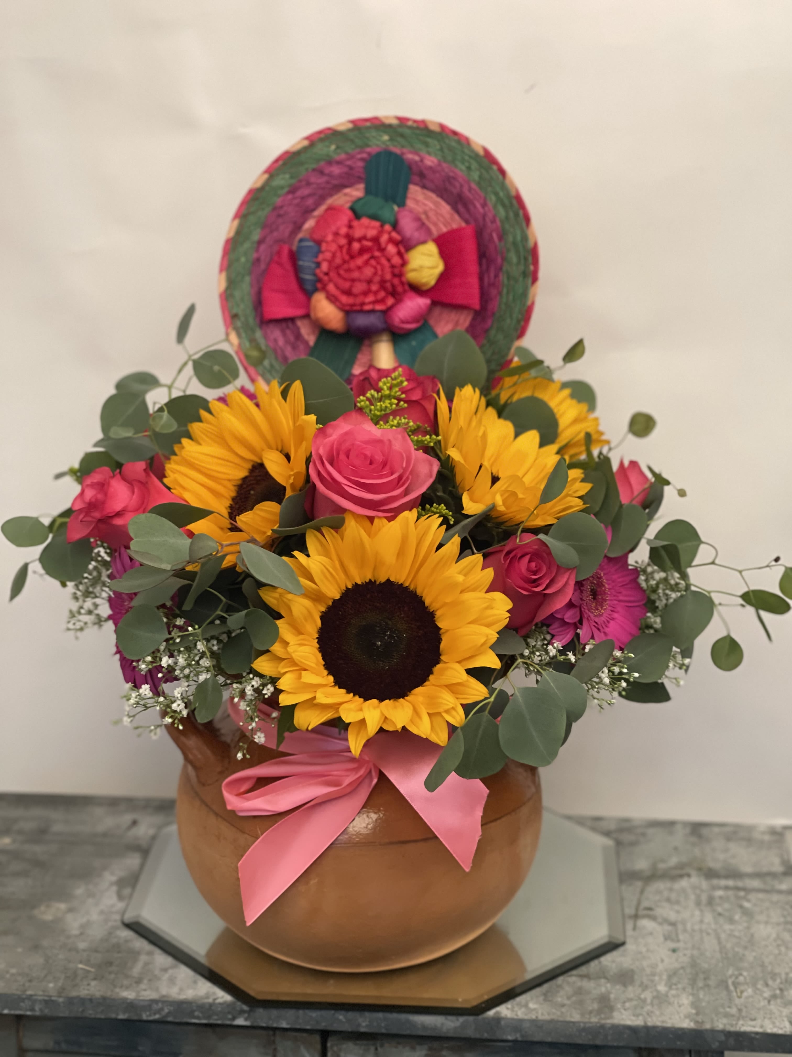 Olla w/ sunflowers and pink roses - Mexican fan included