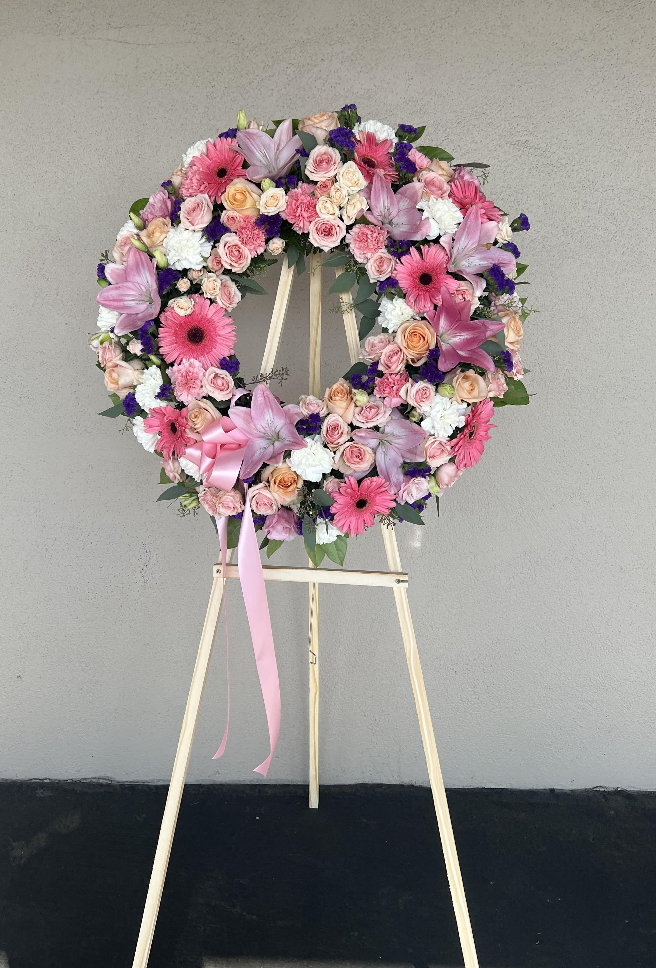 Home sweet home Home sweet home - Beautiful wreath in the different shades of pinks with a touch of white and purple.