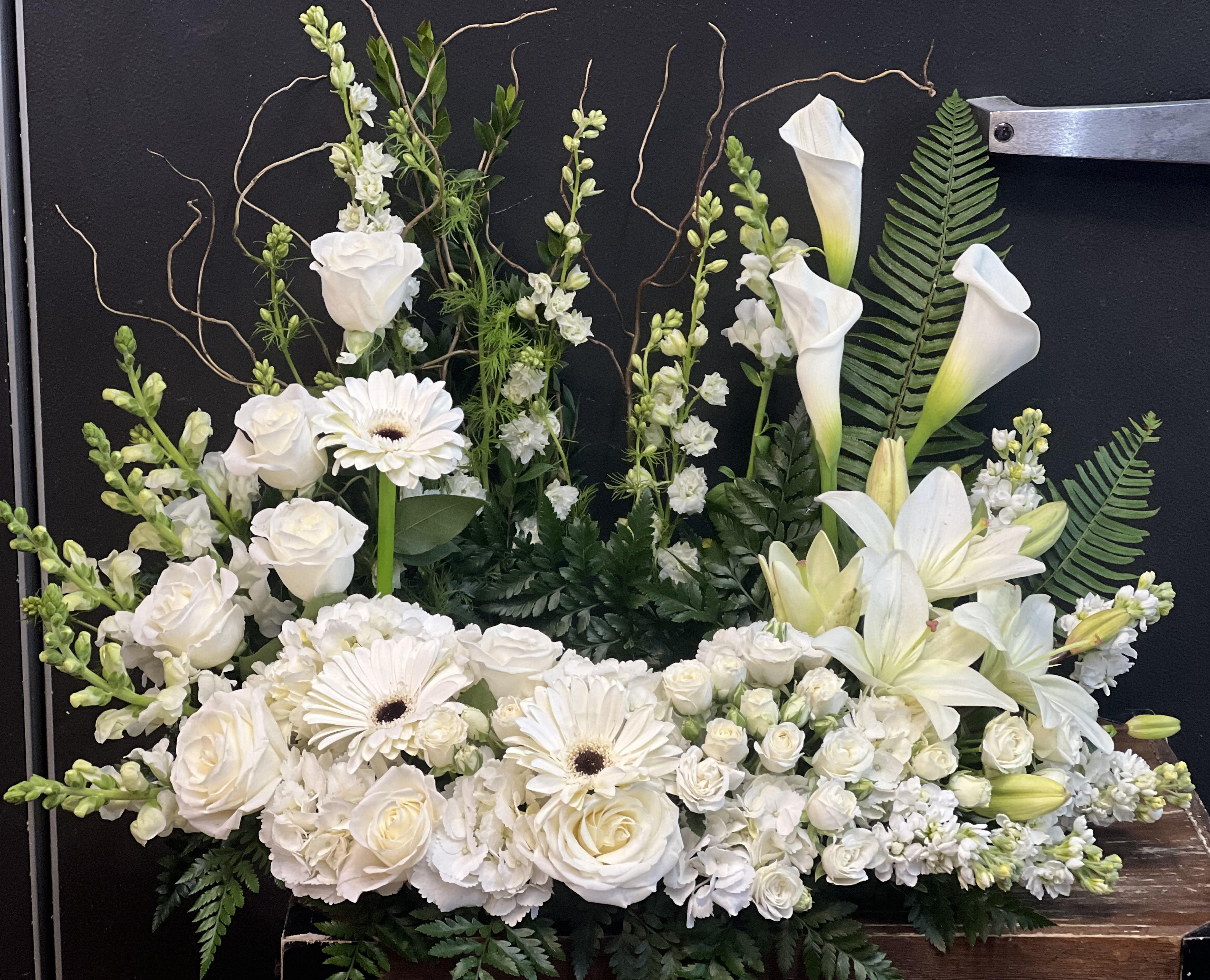 Elegant white urn Elegant white urn - Beautiful elegant white urn arrangement