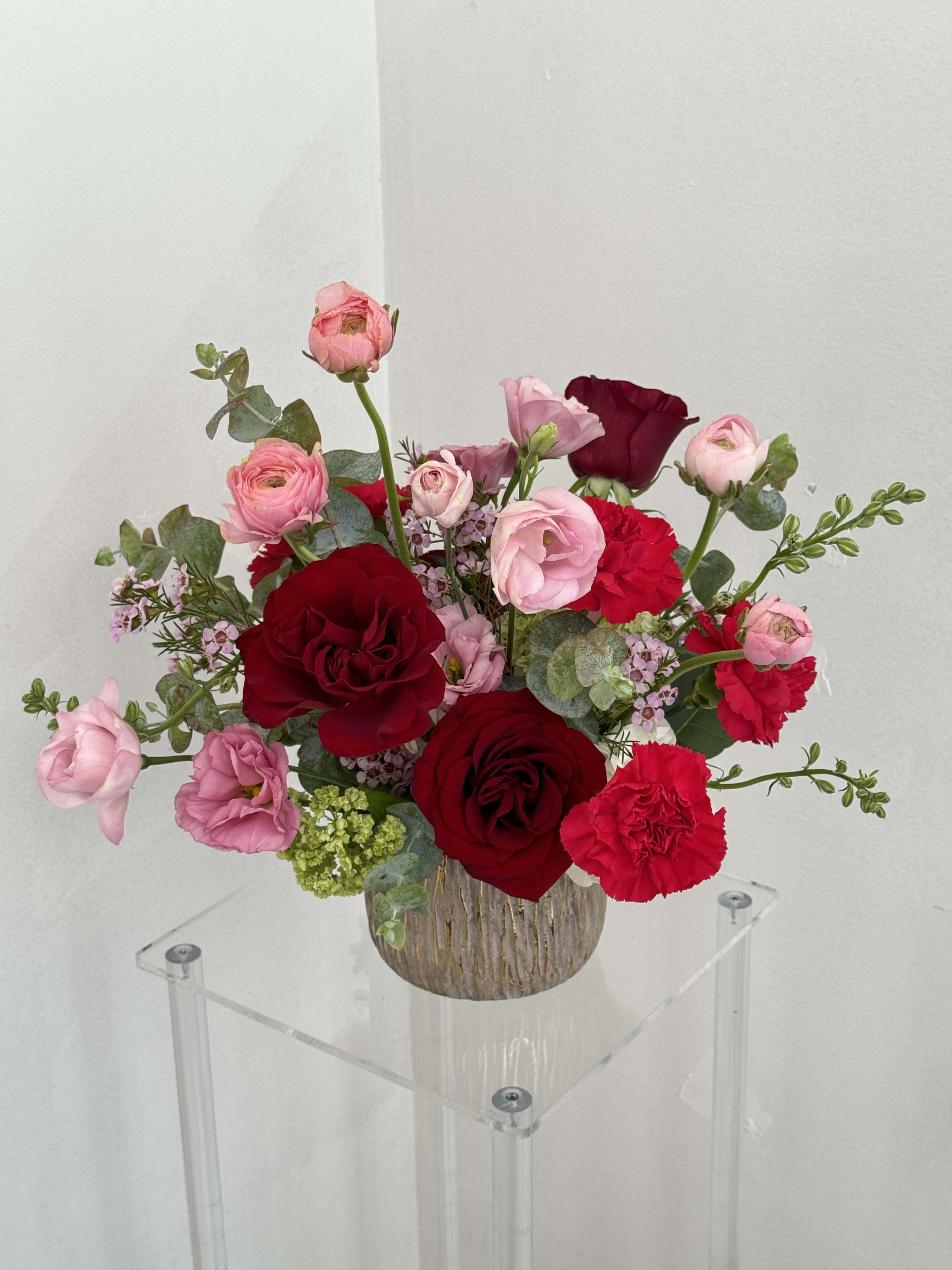 Queen of Hearts Queen of Hearts - Queen of Hearts is a seamless gradient of pink and red hues arranged with a mix of carnations, roses, lisianthus and ranunculus