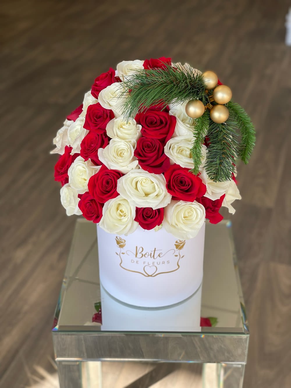 Santa's Favorite Boîte(White Box) - This Boîte comes with over 4 dozen fresh red or red &amp; white roses, garland, and mini gold or red ornaments. Perfect for a winter wonderland!!