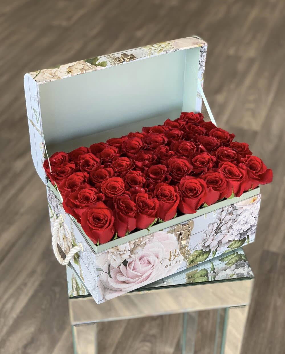 The Rose Treasure Boîte(Red Roses) - This keepsake treasure chest comes with 4 dozen roses of your choice.