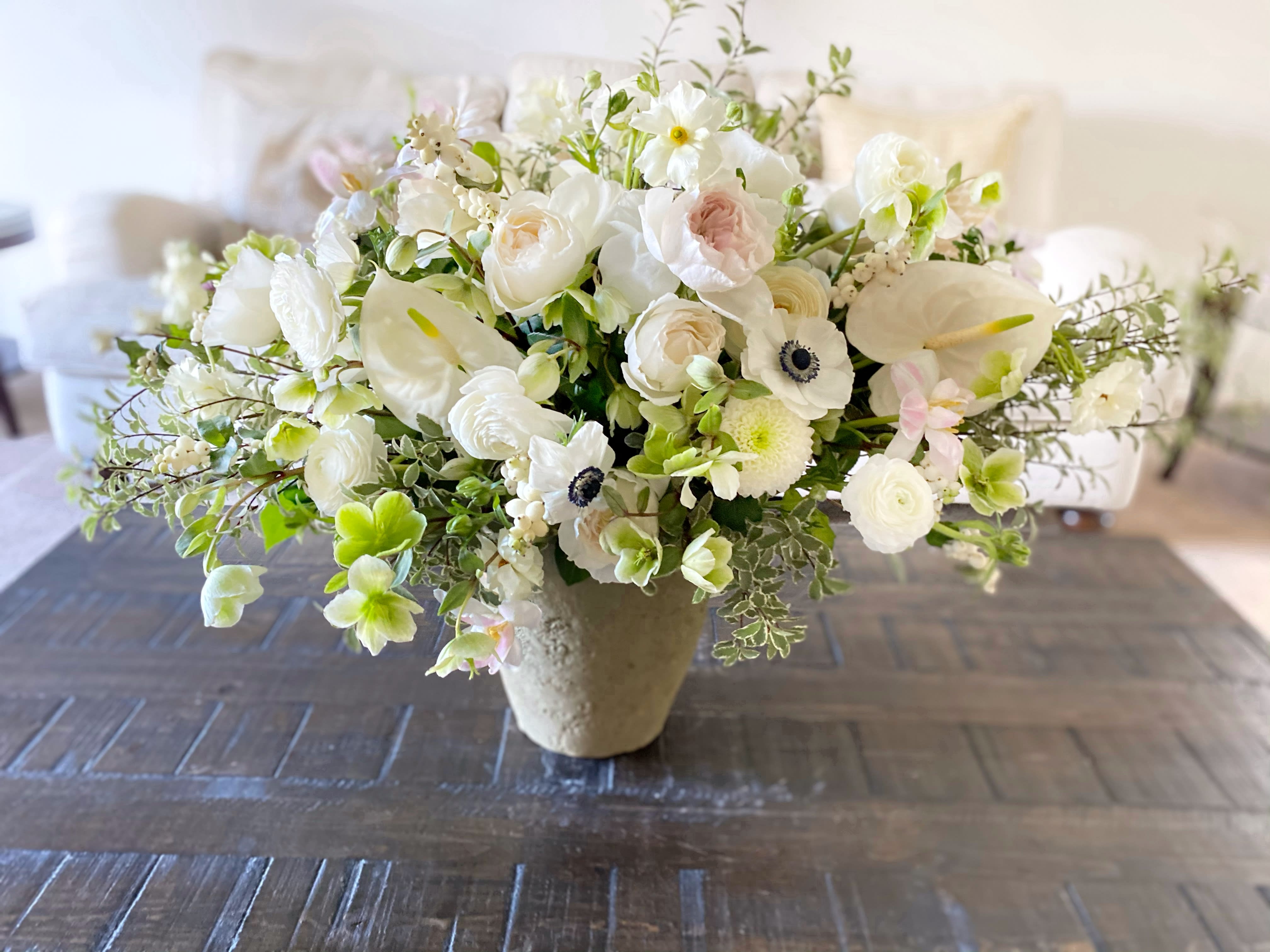 White Tuscany White Tuscany - An incredible medley of fresh and delicate blooms that mixes the elegance of a garden rose and the organic look of the hellebore. Flowers nesting in a stunning vase inspired by the Tuscan decor.