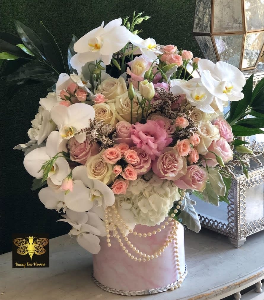 The Venetian - Studio City Florist - This beautiful arrangement called The Marilyn Monroe is designed to deliver happiness to a loved ones day. Filled with beautiful flowers and customized to perfection, this arrangement is a showstopper! If you want to turn heads then this is the arrangement for you! Arrangement was inspired by late socialite Marilyn Monroe 