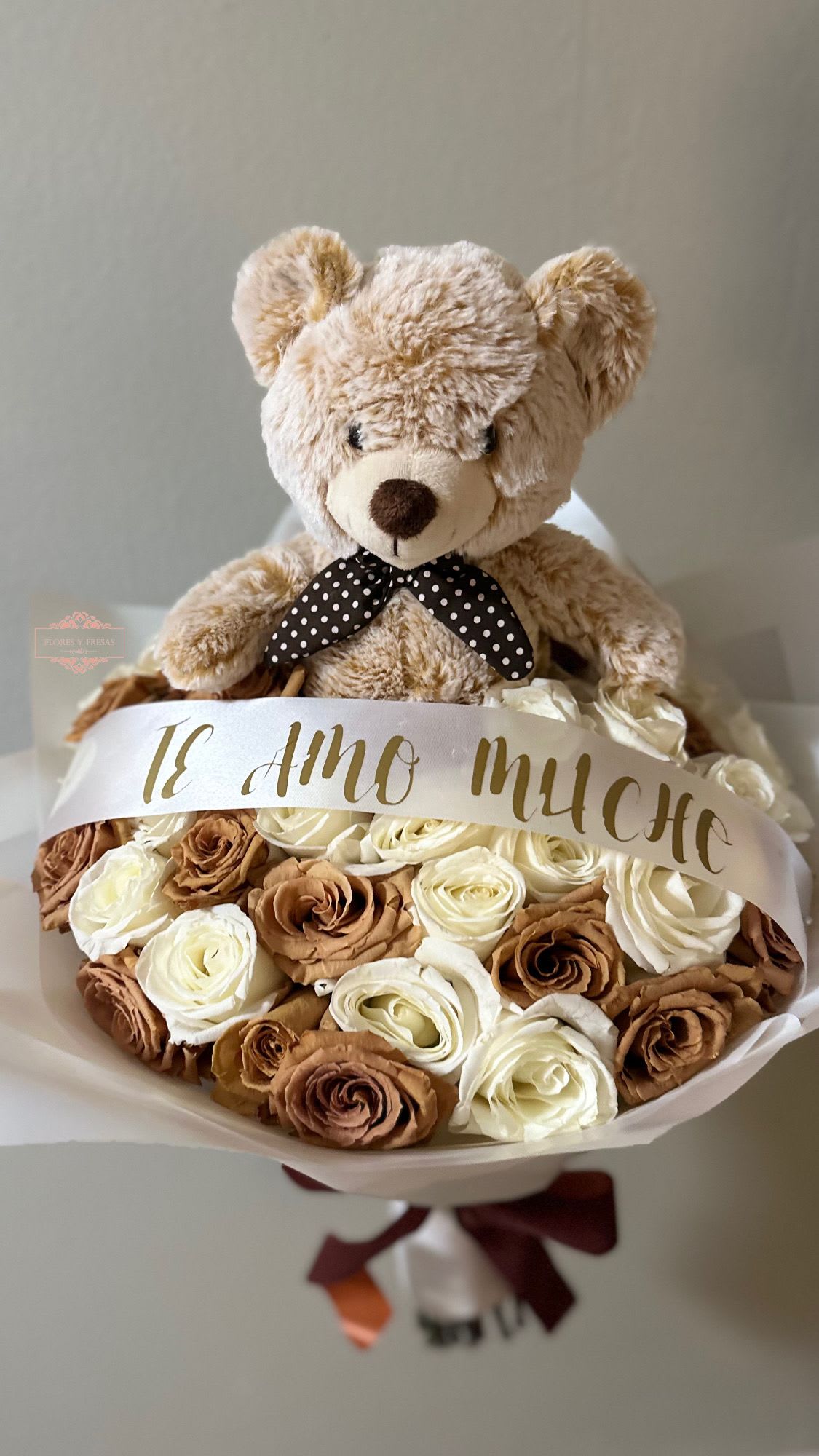 Teddy bear bouquet  - This bouquet is very delicate and at the same time very beautiful with its fresh roses of the best quality that contrast perfectly with the cute teddy bear.