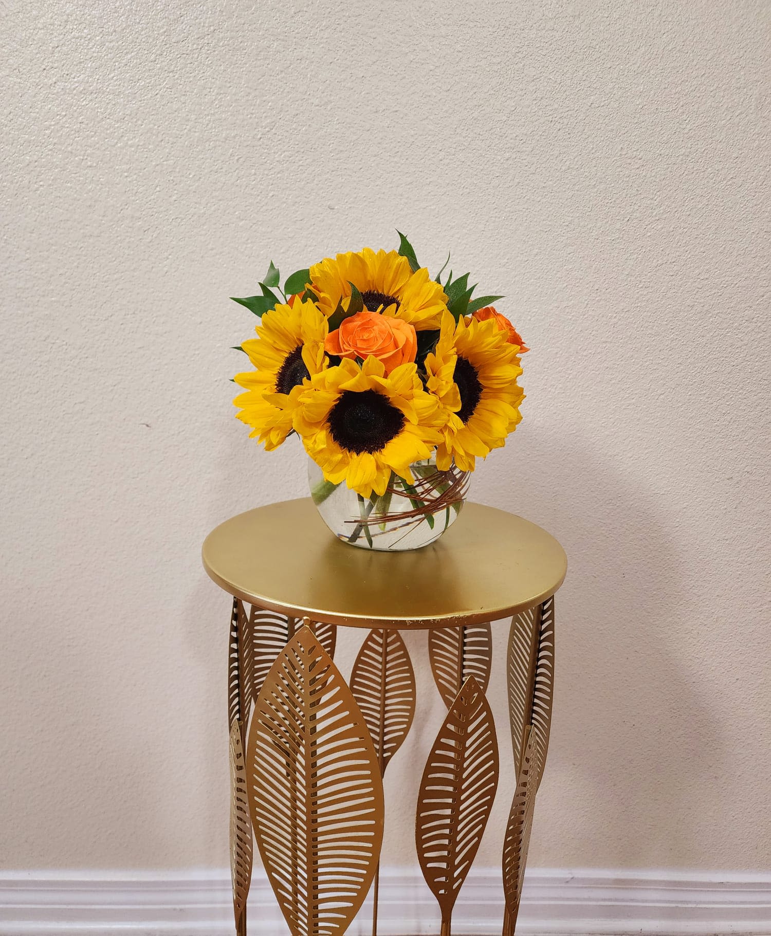 Simple Warm - Roses and sunflowers, the perfect mix to create a smile on your favorite person's face.