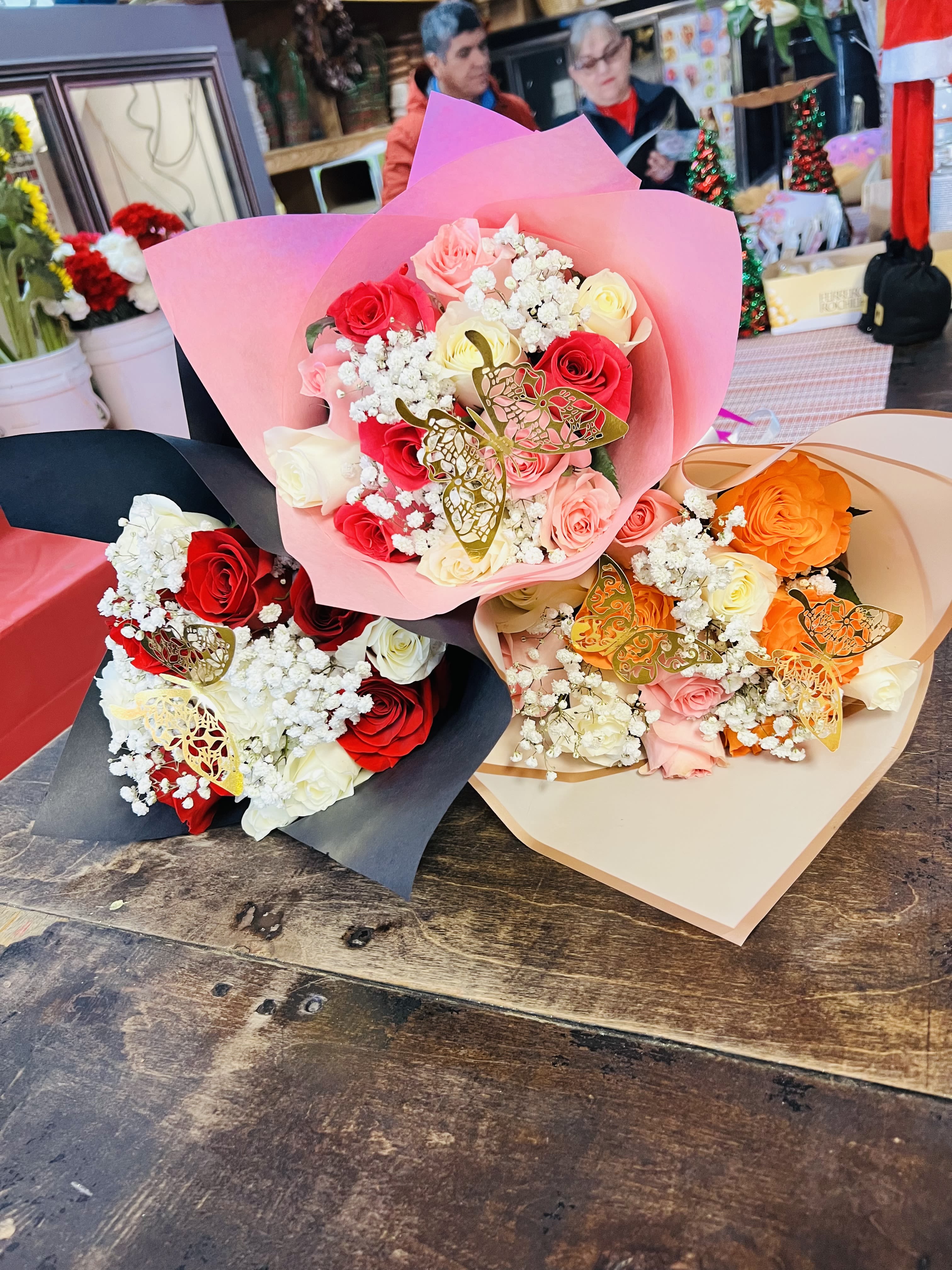 Mini Buchon  - 12 mix roses with gyp 