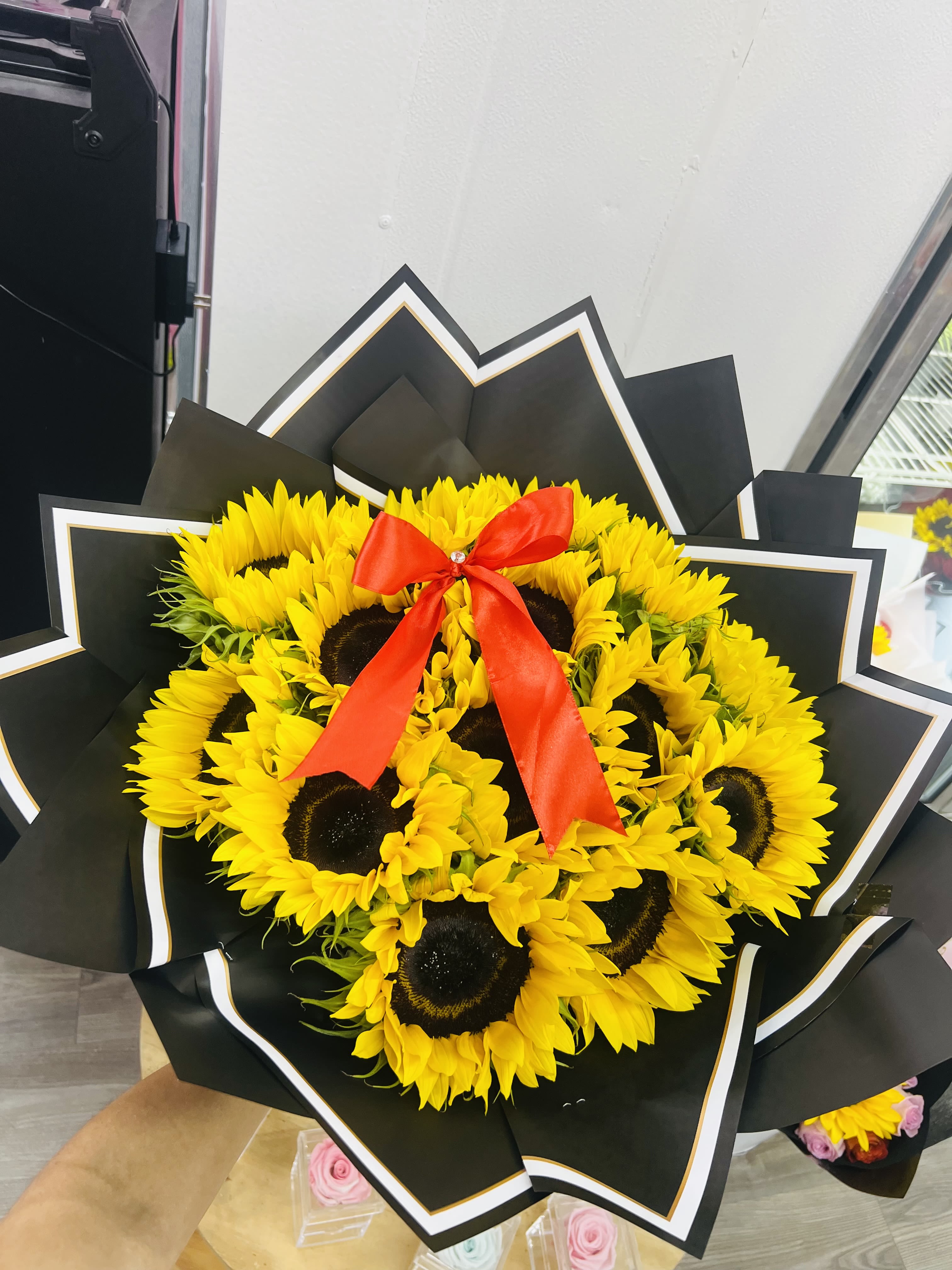 Rise and shine - 12 sun flowers bouquet 