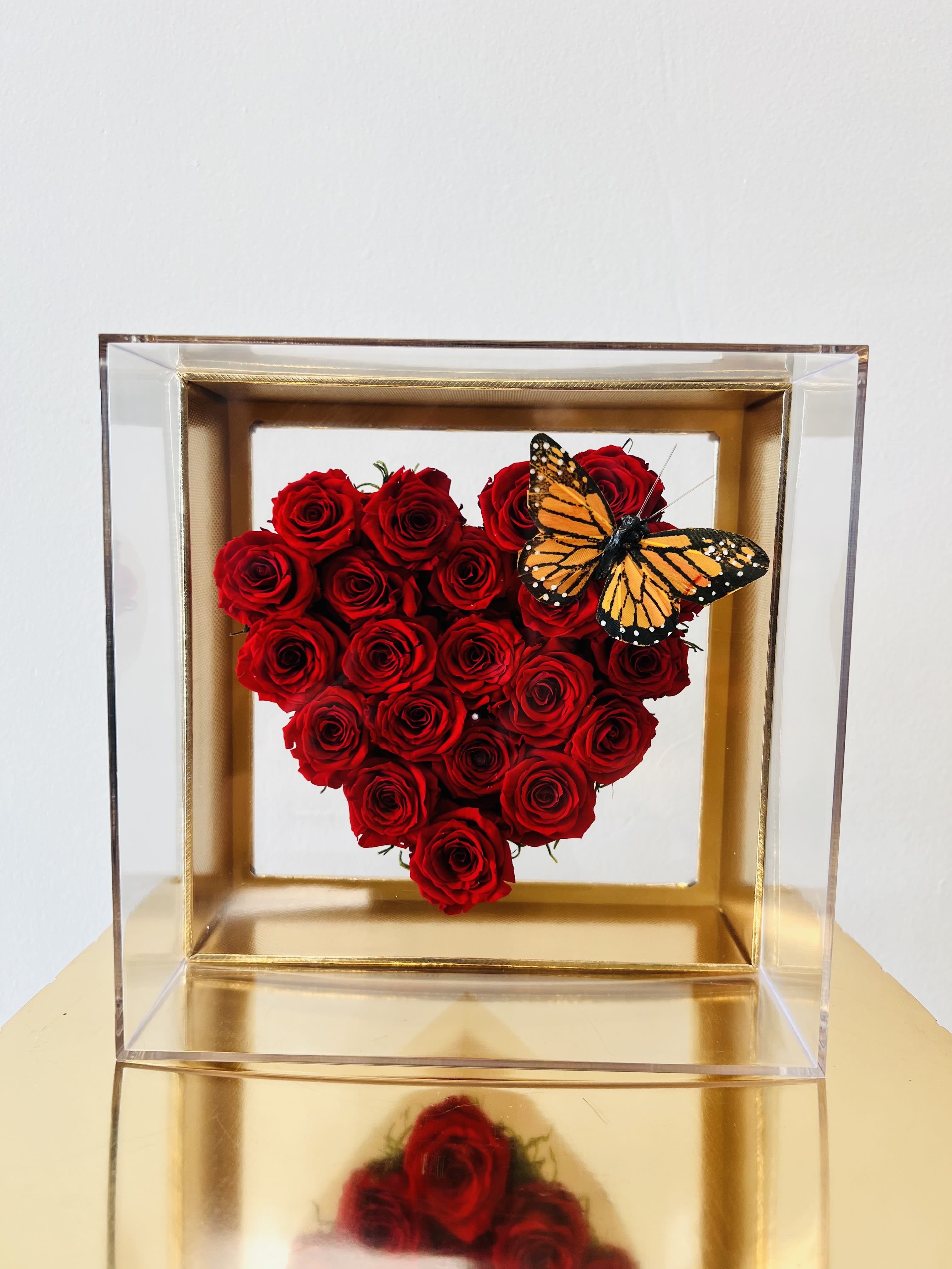 Le Clair Red Heart - Delicate and transparent this heart acrylic box represents the magic of a true love, we use fresh spray roses or you can change them for preserved roses by clicking the premium option.