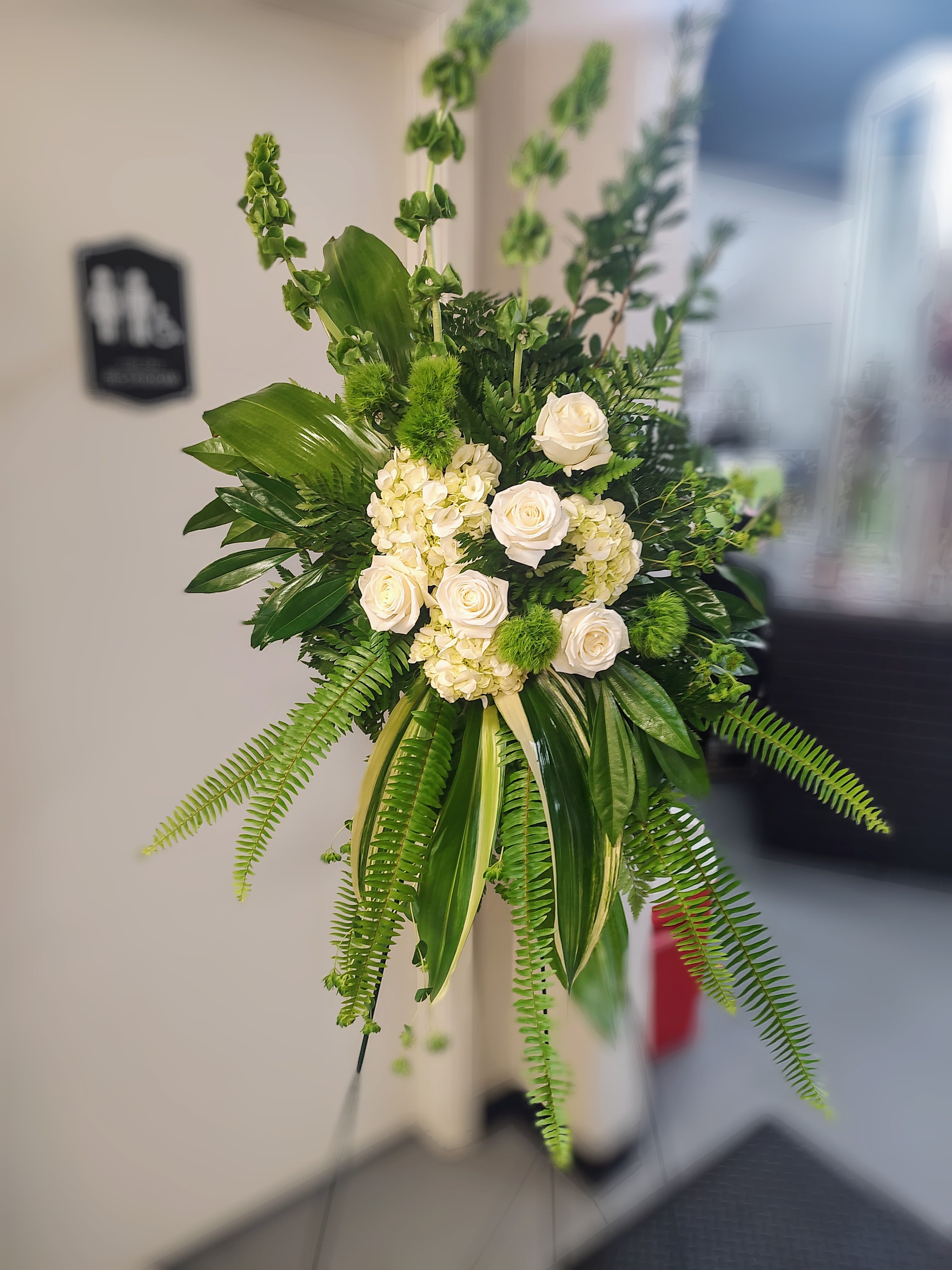 Ds design  - White and green standing spray 