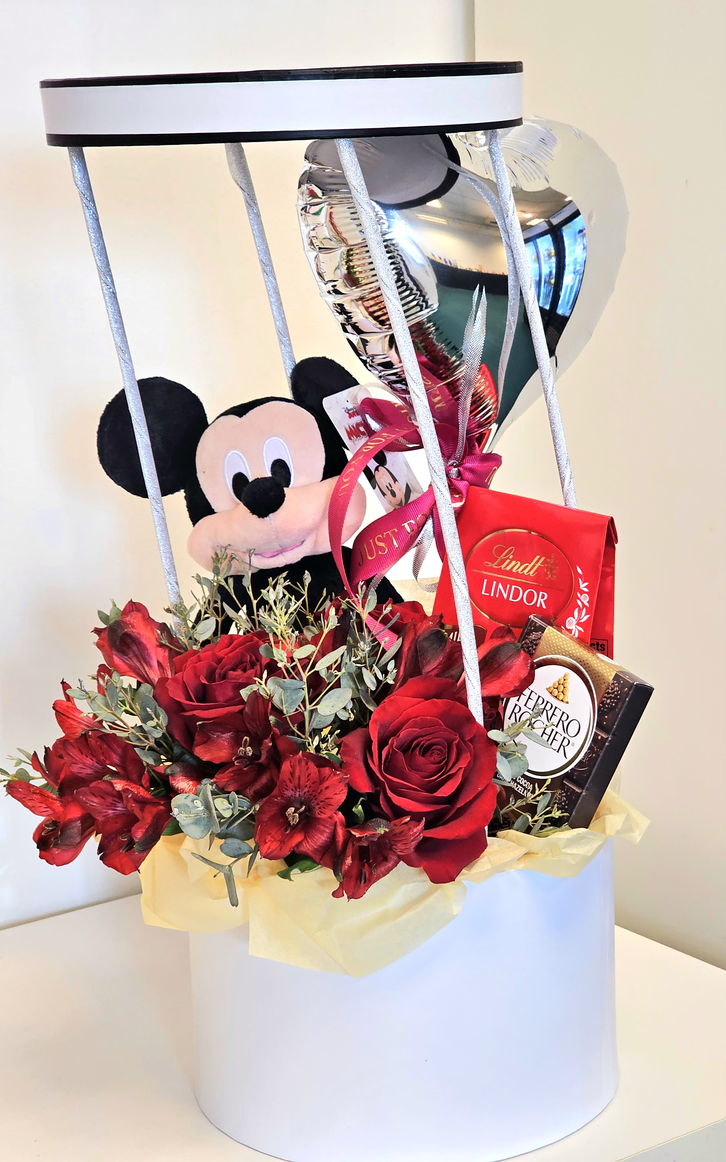 Mickey mouse and flowers - This beautiful arrangement with Mickey mouse and chocolate will make your day wonderful.